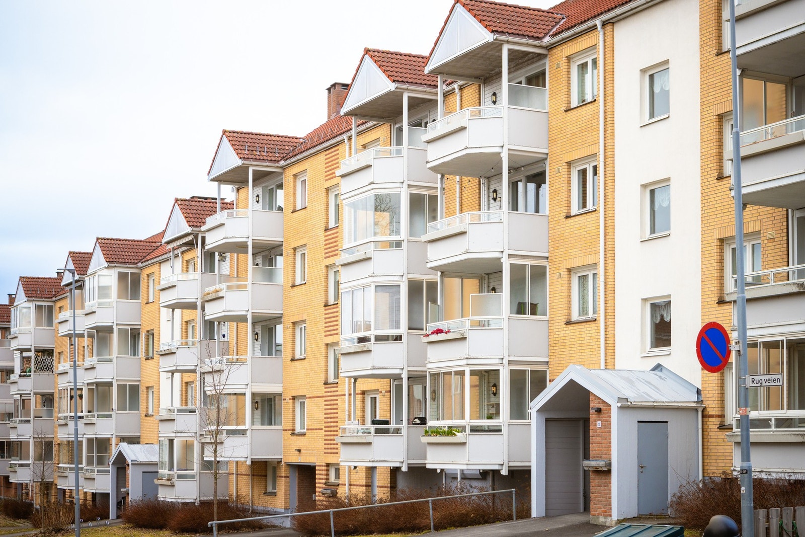 Det ble nylig lagt en praktisk, asfaltert rampe inn til hovedinngangen - noe som er perfekt for barnevogn/rullator. Galleribilde