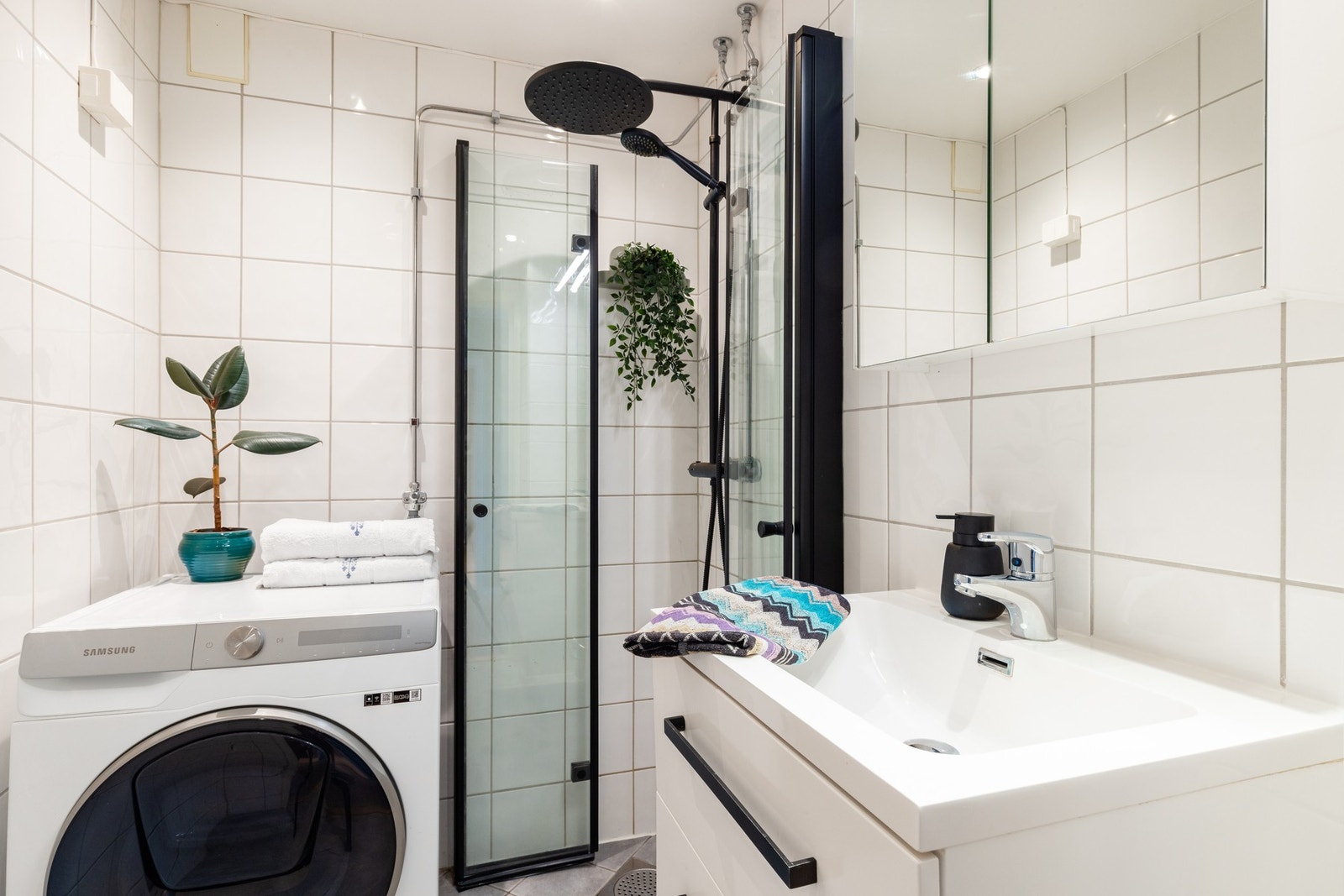 Badet er utstyrt med innredning med nedfelt servant, speilskap og dusjvegger/hjørne. På badet ble det satt inn ny brettbar dusjvegg og regndusj i 2020. Galleribilde