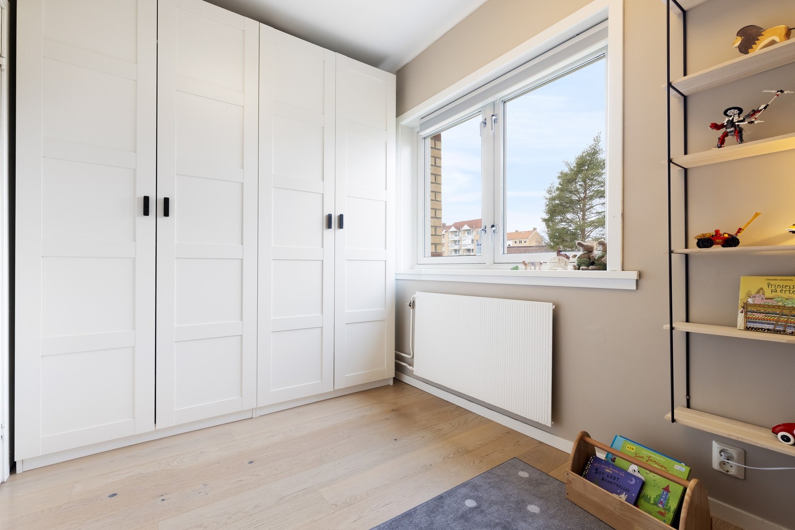 Det er et stort garderobeskap på barnerommet. Galleribilde
