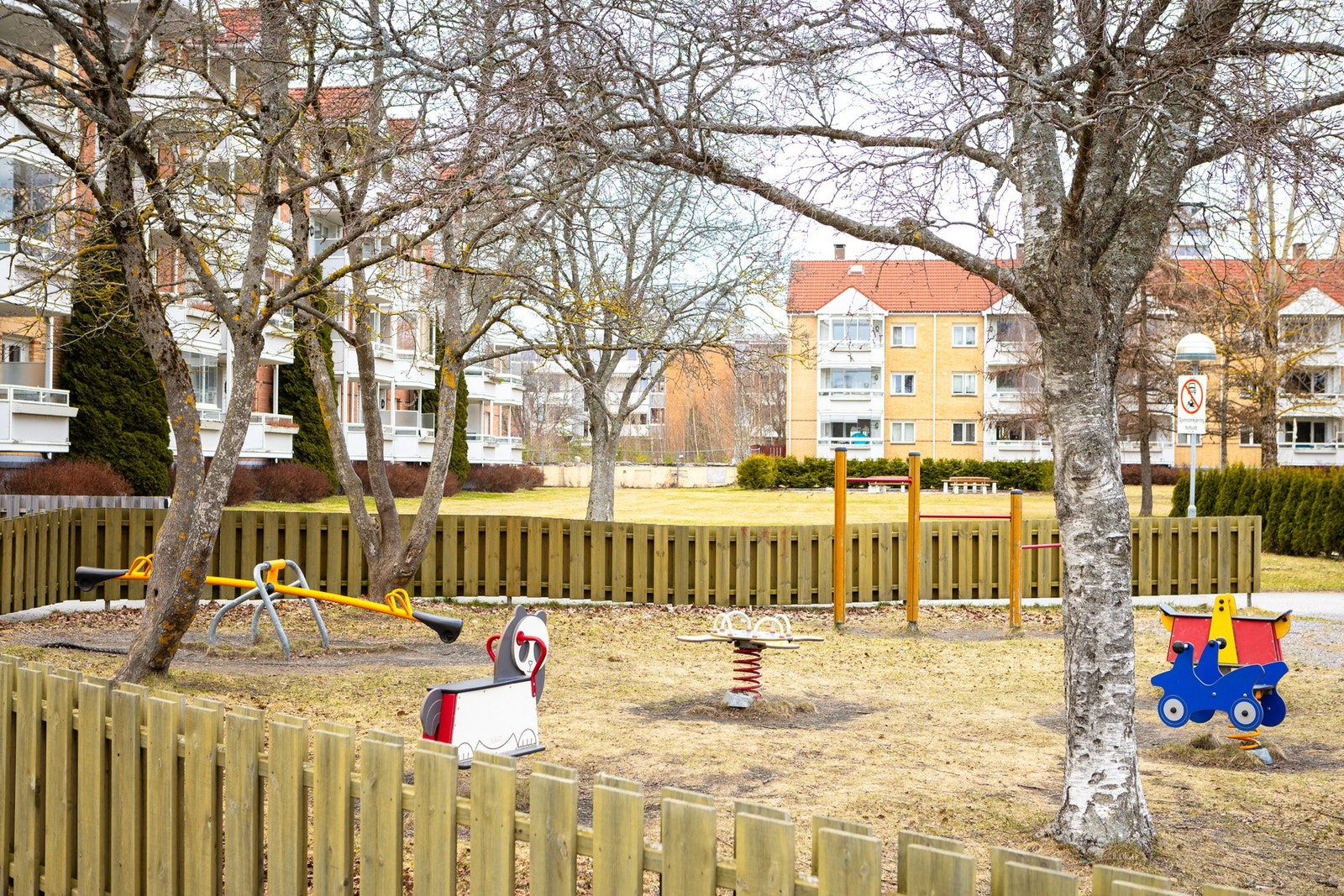 Meget barnevennlig og rolig beliggenhet med store grøntarealer og flotte lekeplasser. Galleribilde