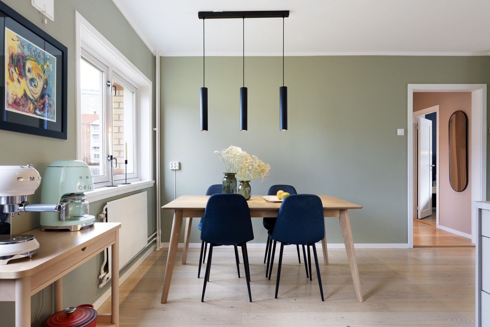 På kjøkkenet er det plass til et stort spisebord hvor man kan invitere venner og familie til hyggelige lag! Galleribilde