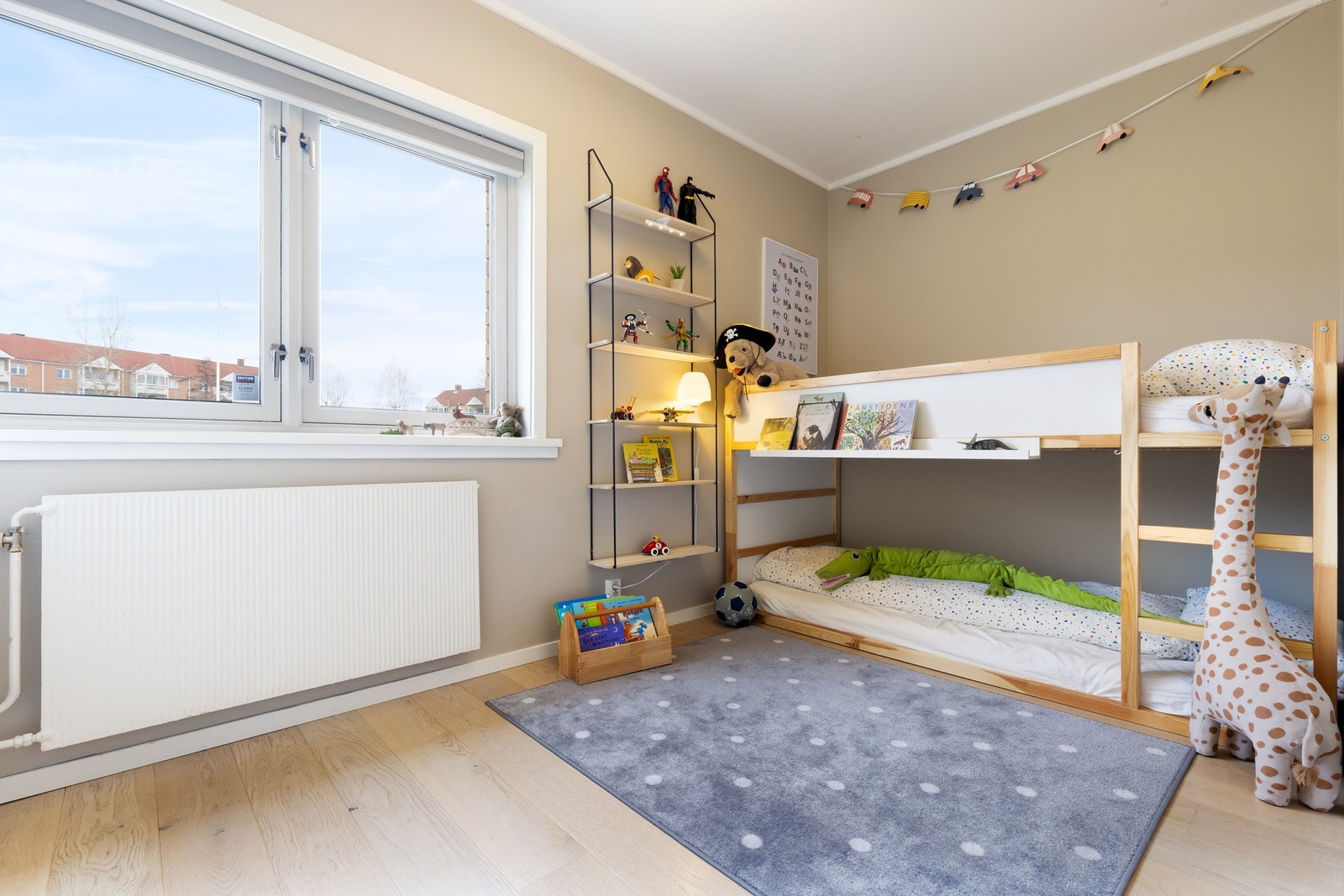 Rommet er romslig og har godt med plass til ytterlige møblement. Galleribilde