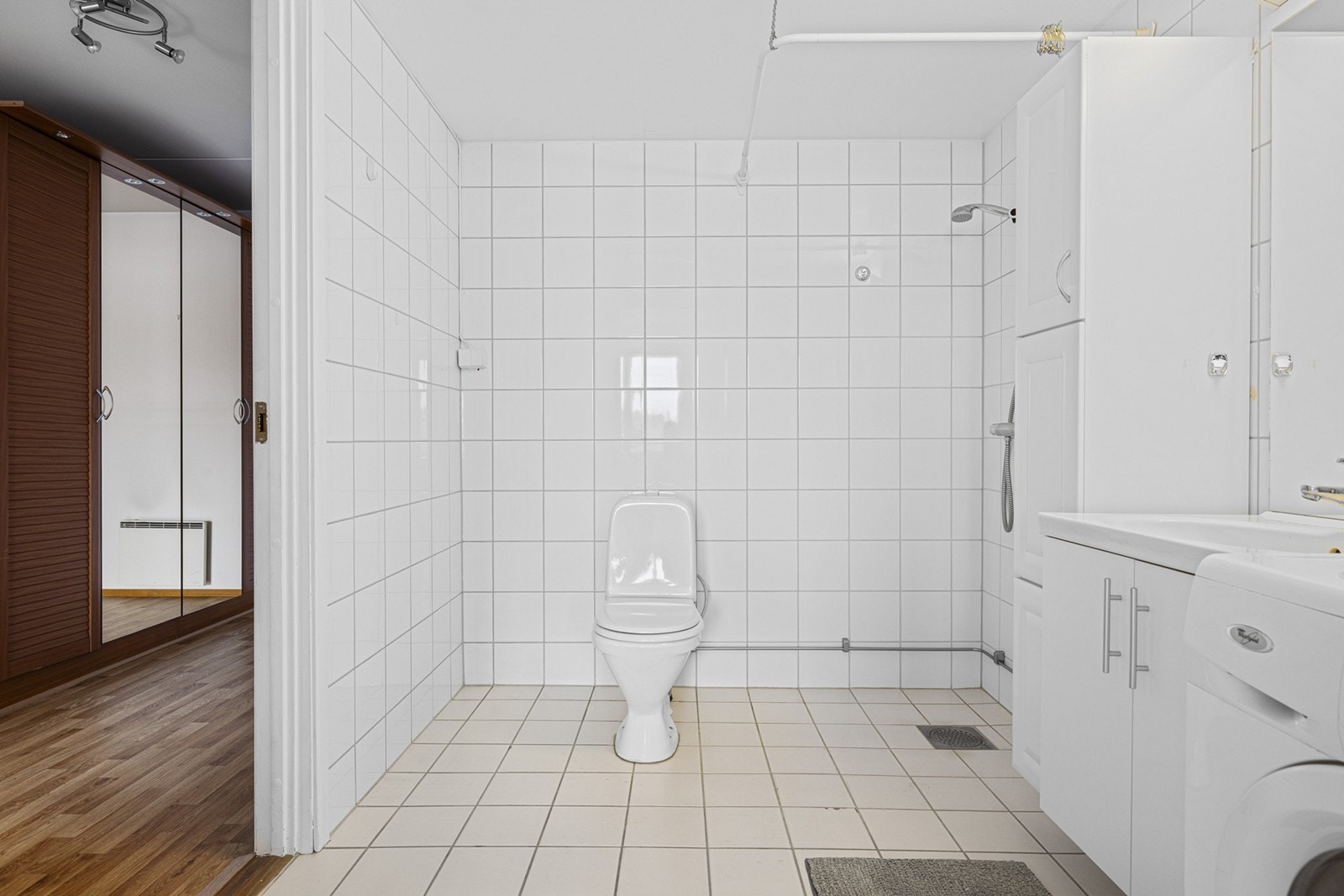 Innredningen består av et sideskap, underskap med servant, overskap, speil og armatur med stikk og en dusjsone. Det er tilkoblet et vannklosett. Galleribilde
