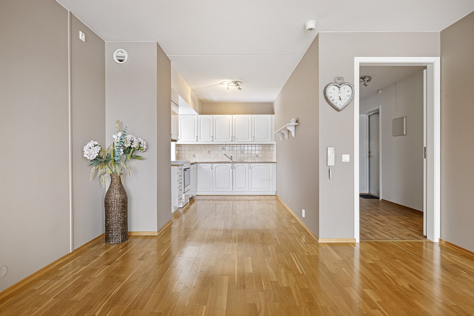 Kjøkkeninnredning med laminert benkeplate med nedfelt oppvaskkum med ett-greps blandebatteri. Galleribilde