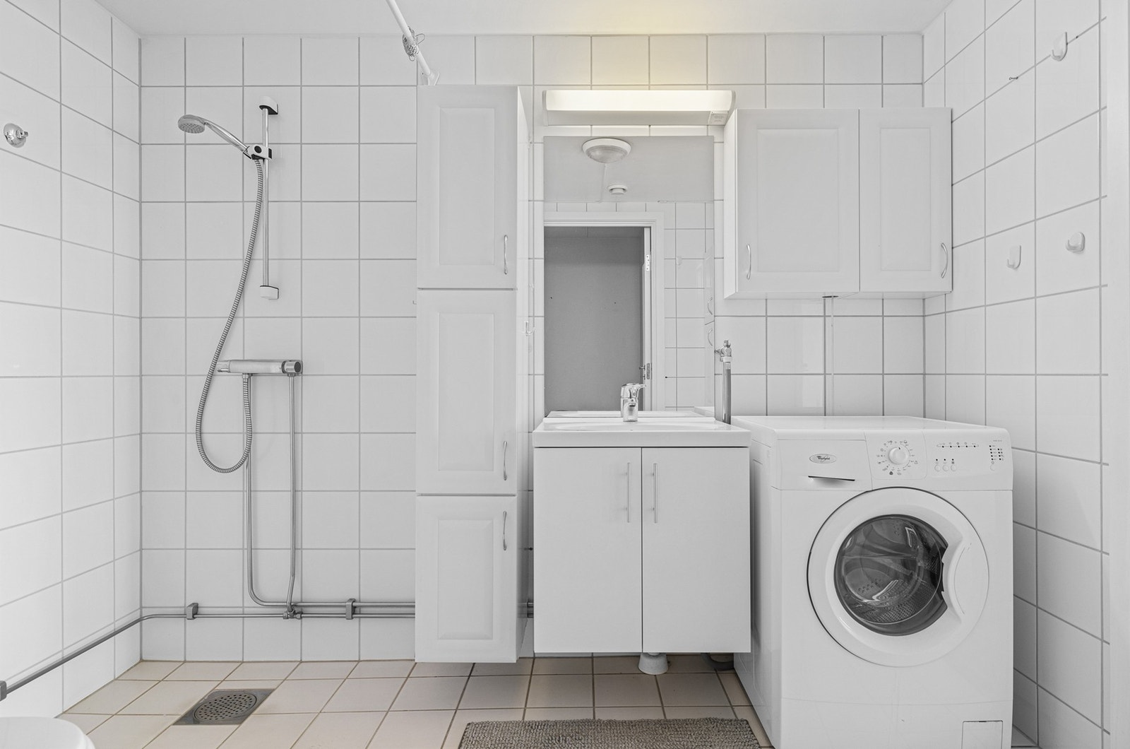 Leiligheten har et romslig baderom med flislagte vegger og flislagt gulv. Badet har gulvvarme og det er opplegg for vaskemaskin. Galleribilde