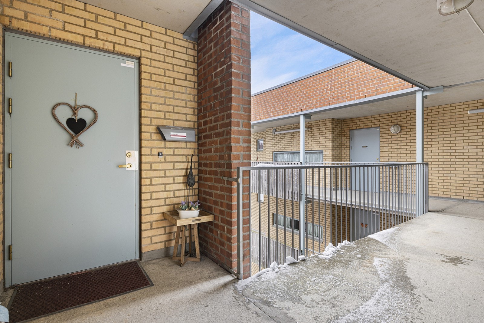 Leiligheten ligger i byggets øverste etasje og har adkomst via felles oppgang, heis og svalgang. Galleribilde