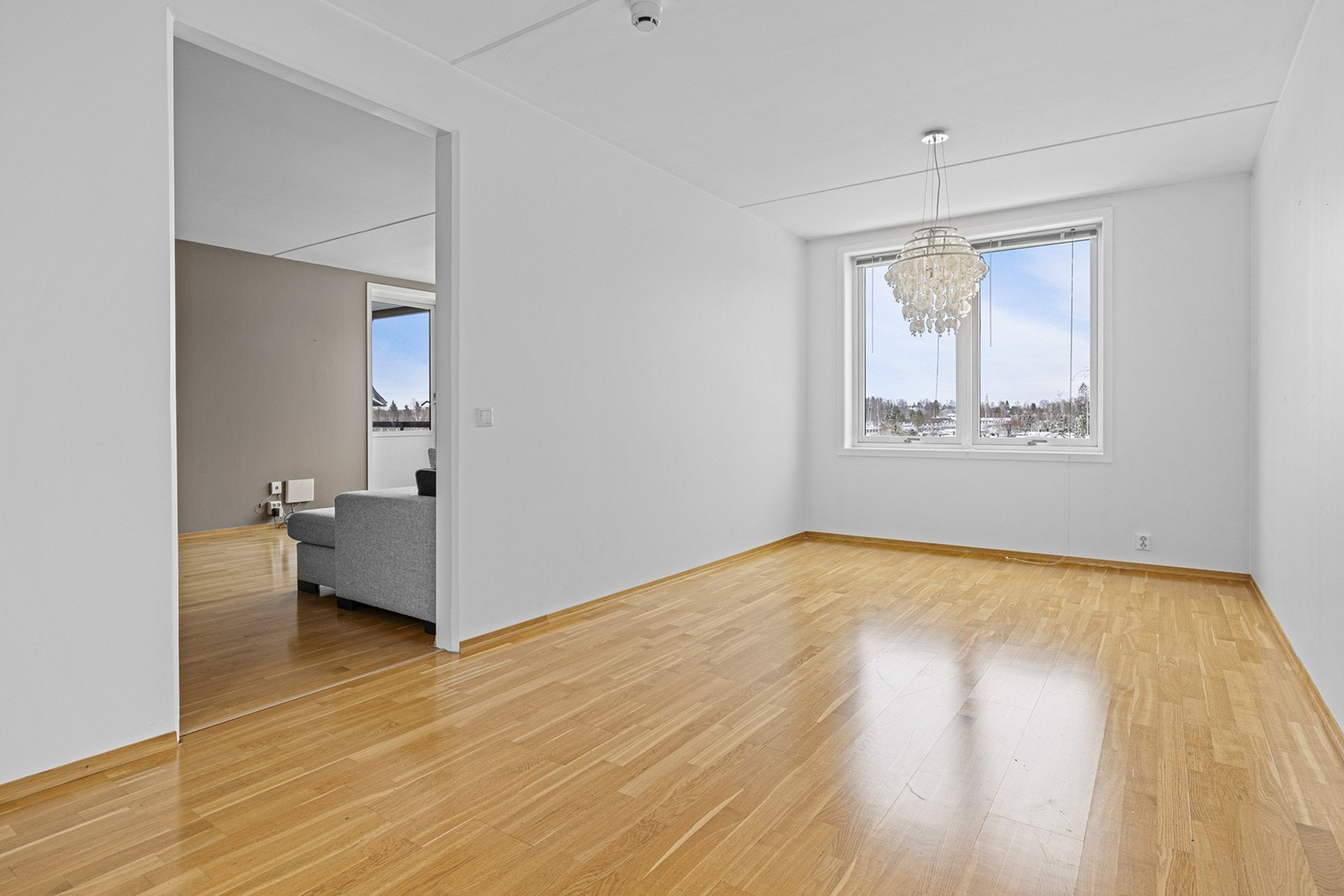 Soverom 2 - romslig og lyst soverom med plass til dobbeltseng og annet møblement. Galleribilde