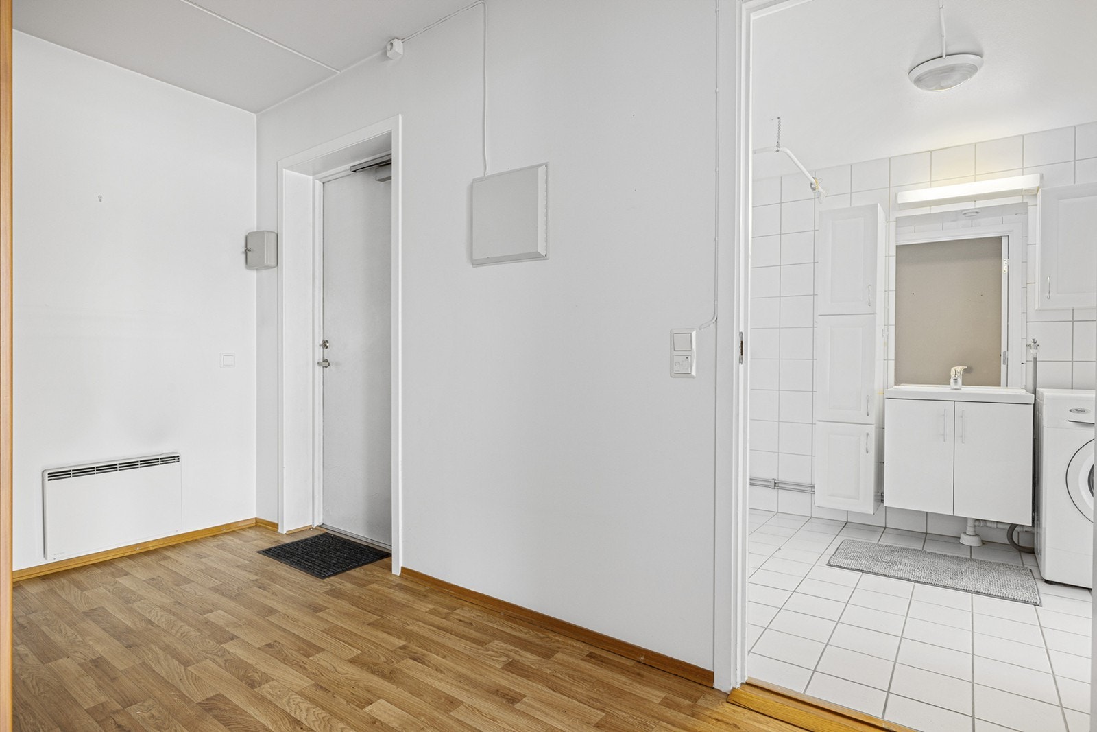 Entreen er lys og romslig med parkettgulv, mens veggflater er malt i hvitt. Galleribilde