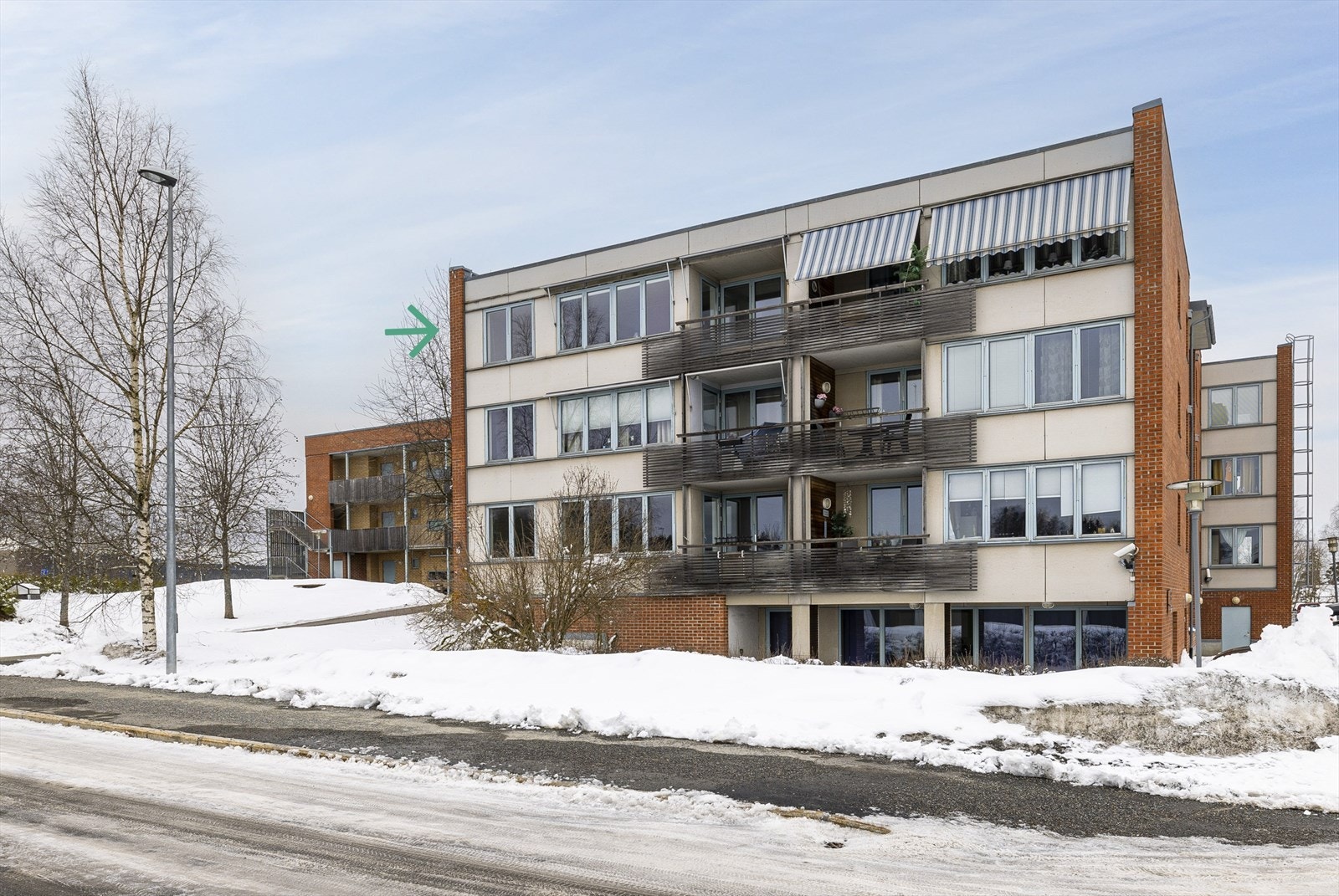 Beliggenheten er barnevennlig med kort vei til barnehager og skoler, i tillegg til at området er fri for gjennomgangstrafikk, og er rolig. Galleribilde