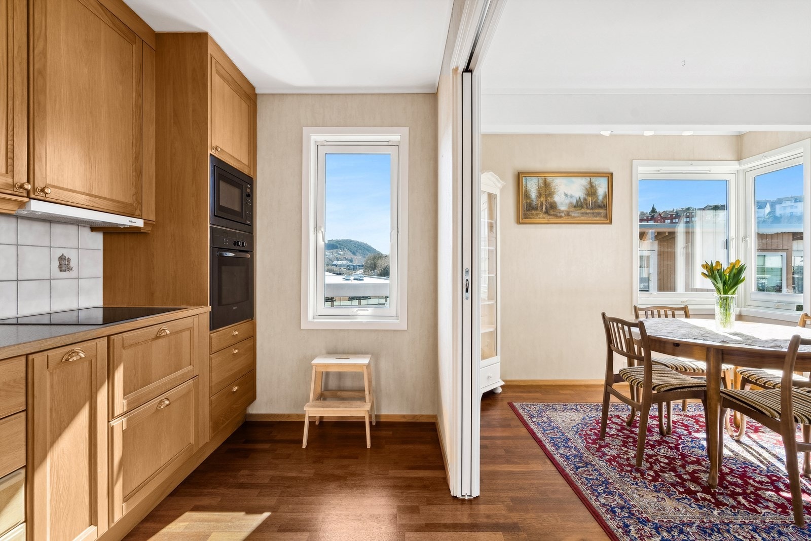Kjøkken med vindu. Skyvedør mot stuen. Galleribilde