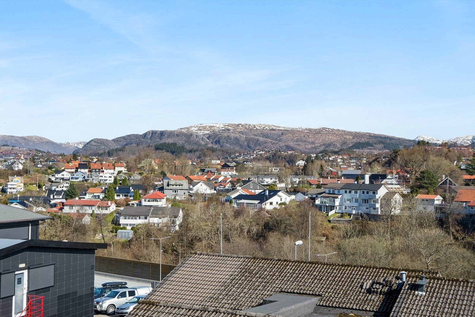 Fin utsikt over store områder fra leiligheten. Galleribilde