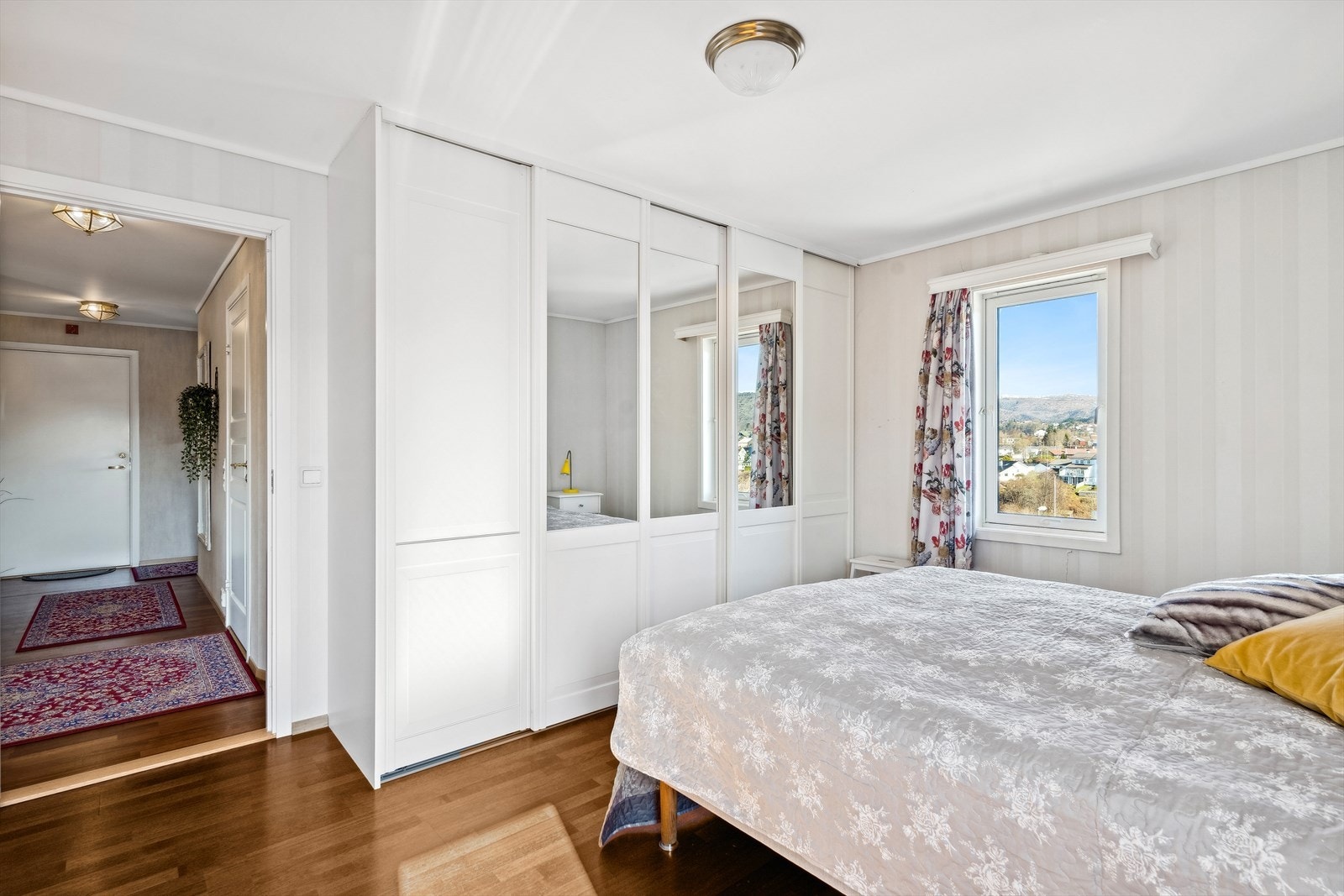 Hovedsoverom med god garderobe. Galleribilde
