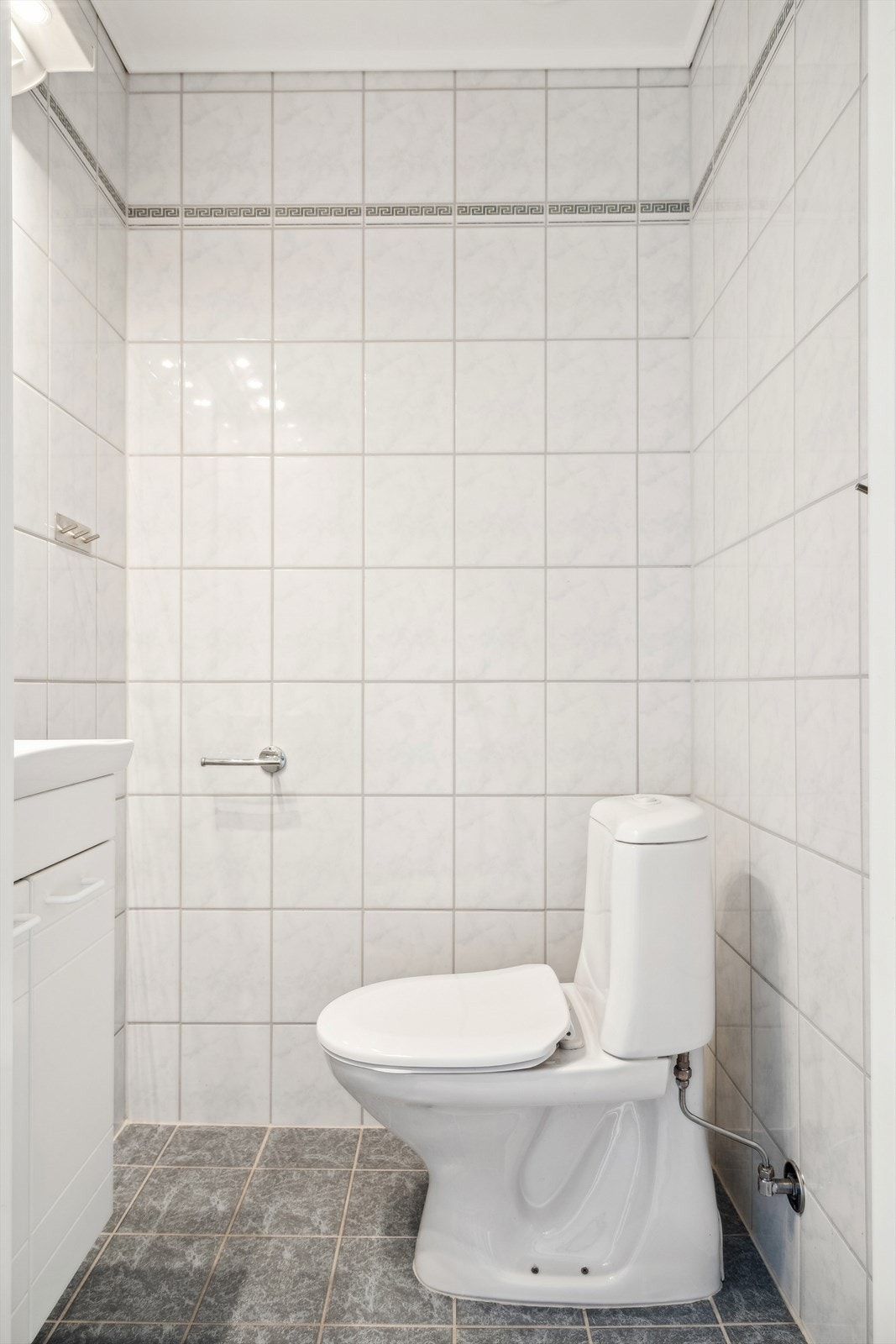 Eget wc-rom i gangen. Boligen har meget gode løsninger. Galleribilde