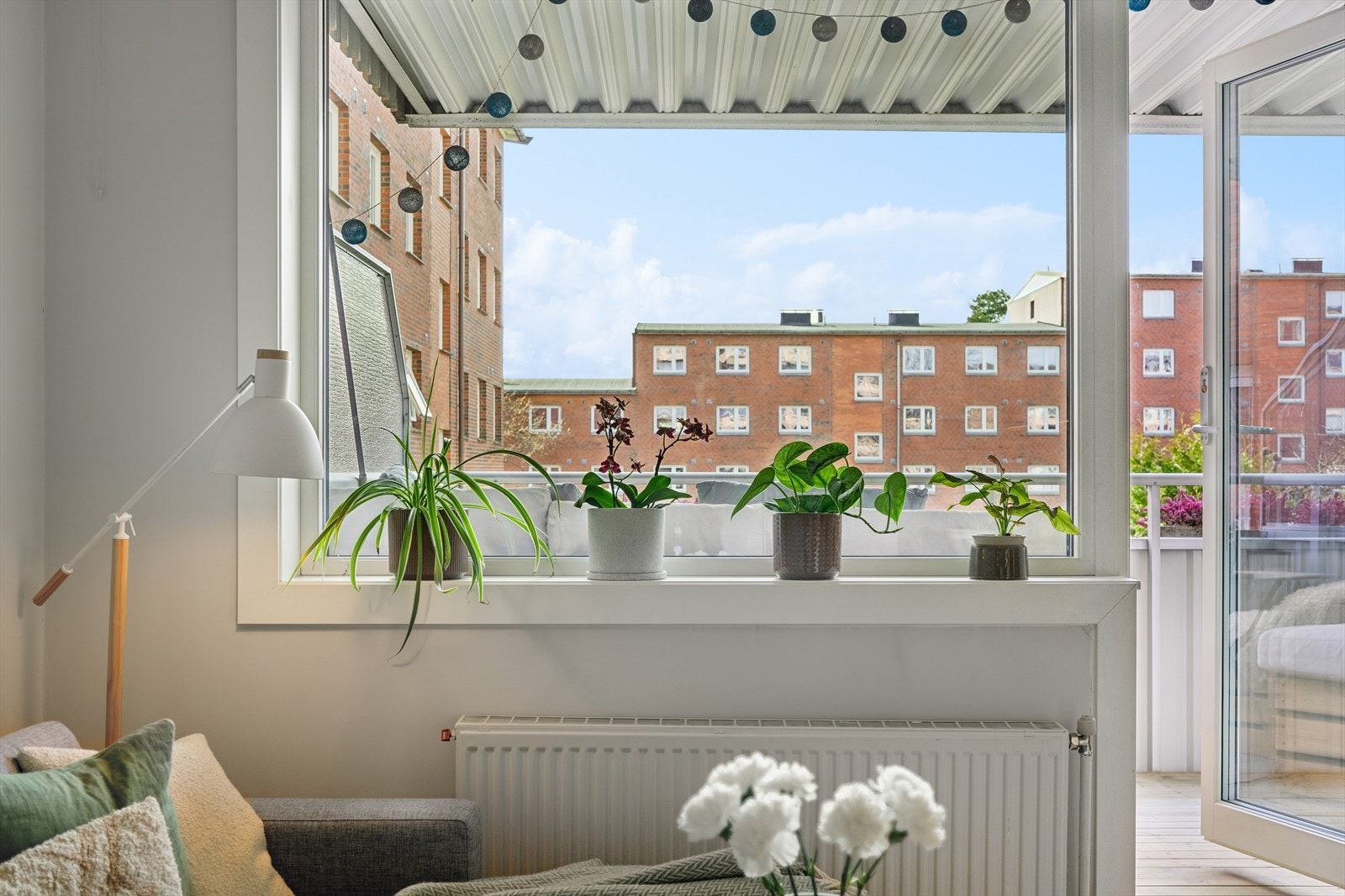 En moderne 2-roms andelsleilighet med vinduer fra 2023, enstavs parkett og slette vegger malt i tidsriktige farger. Galleribilde