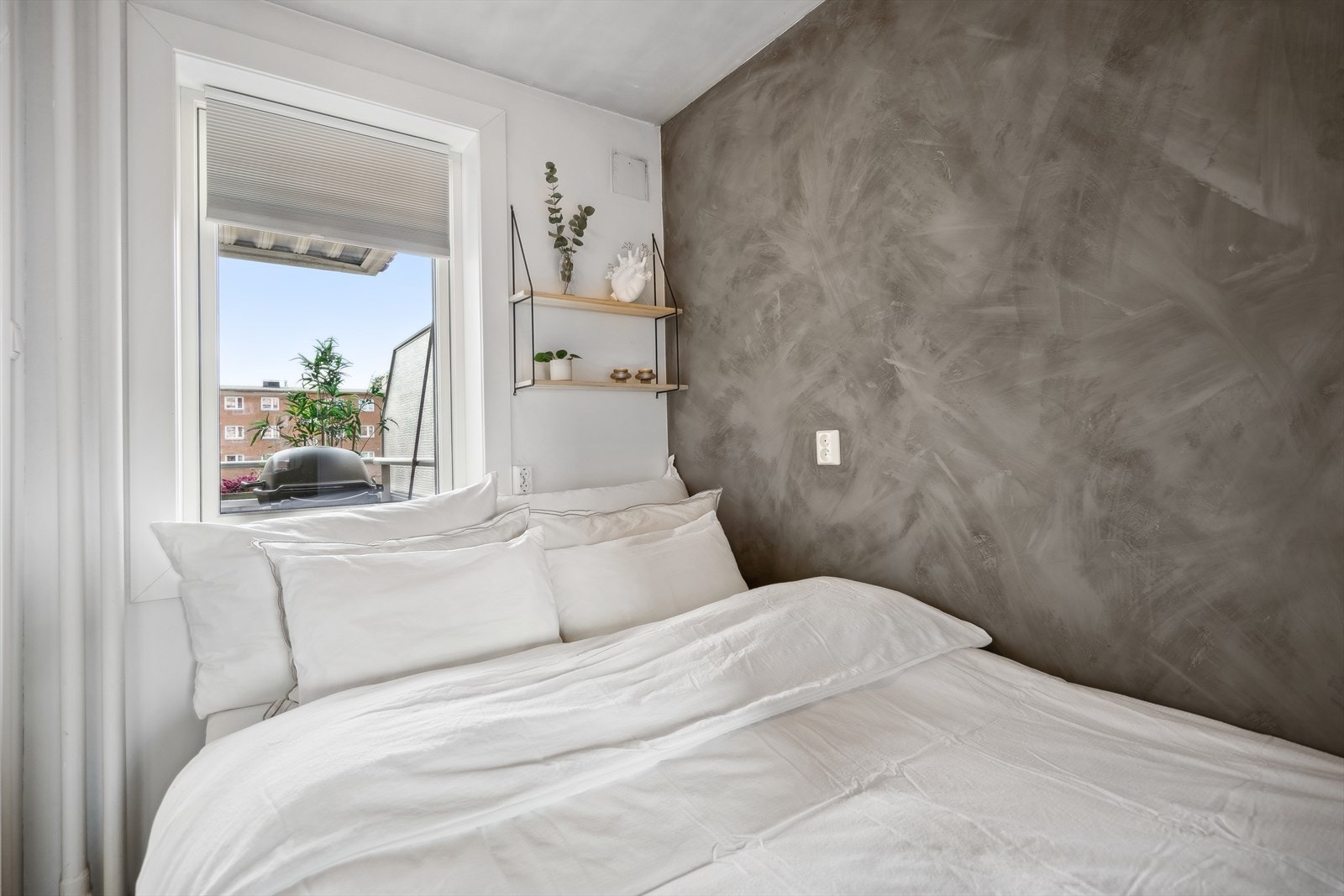 Soverom med plass til dobbeltseng og medfølgende garderobe. Galleribilde