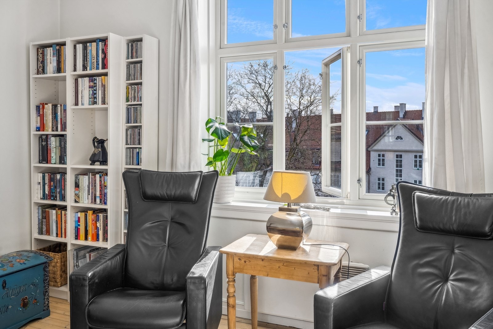 Med de langstrakte vinduene som strekker seg helt opp til himlingen bidrar dette til en god luftig atmosfære i rommet. Galleribilde