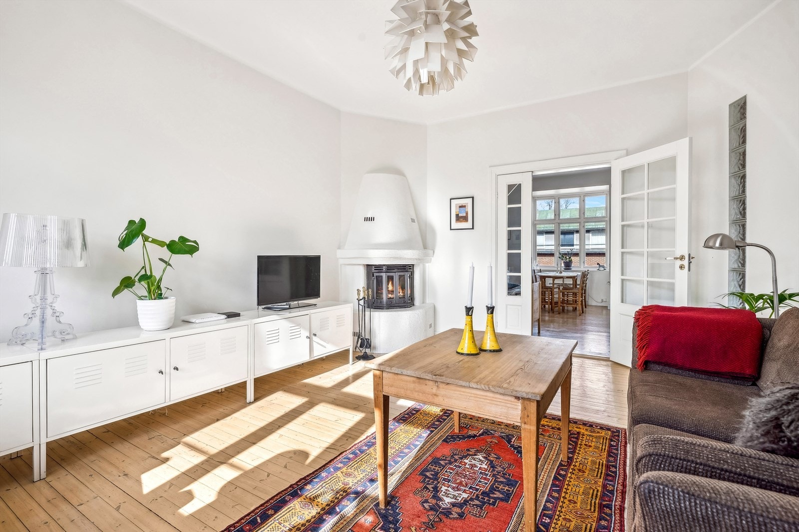 Lys og innbydende stue med peis som bidrar til ekstra god varme på de kaldeste vinterdagene. Galleribilde