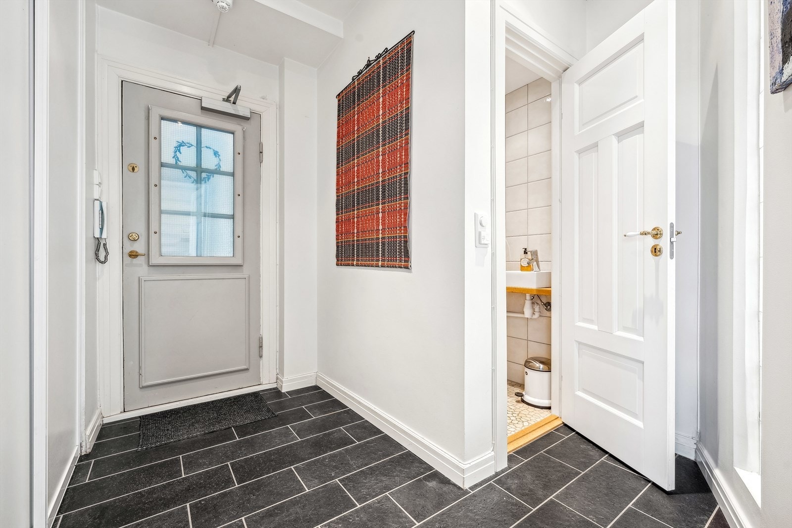 Leiligheten er utstyrt med dørcalling ved siden av døren. Galleribilde