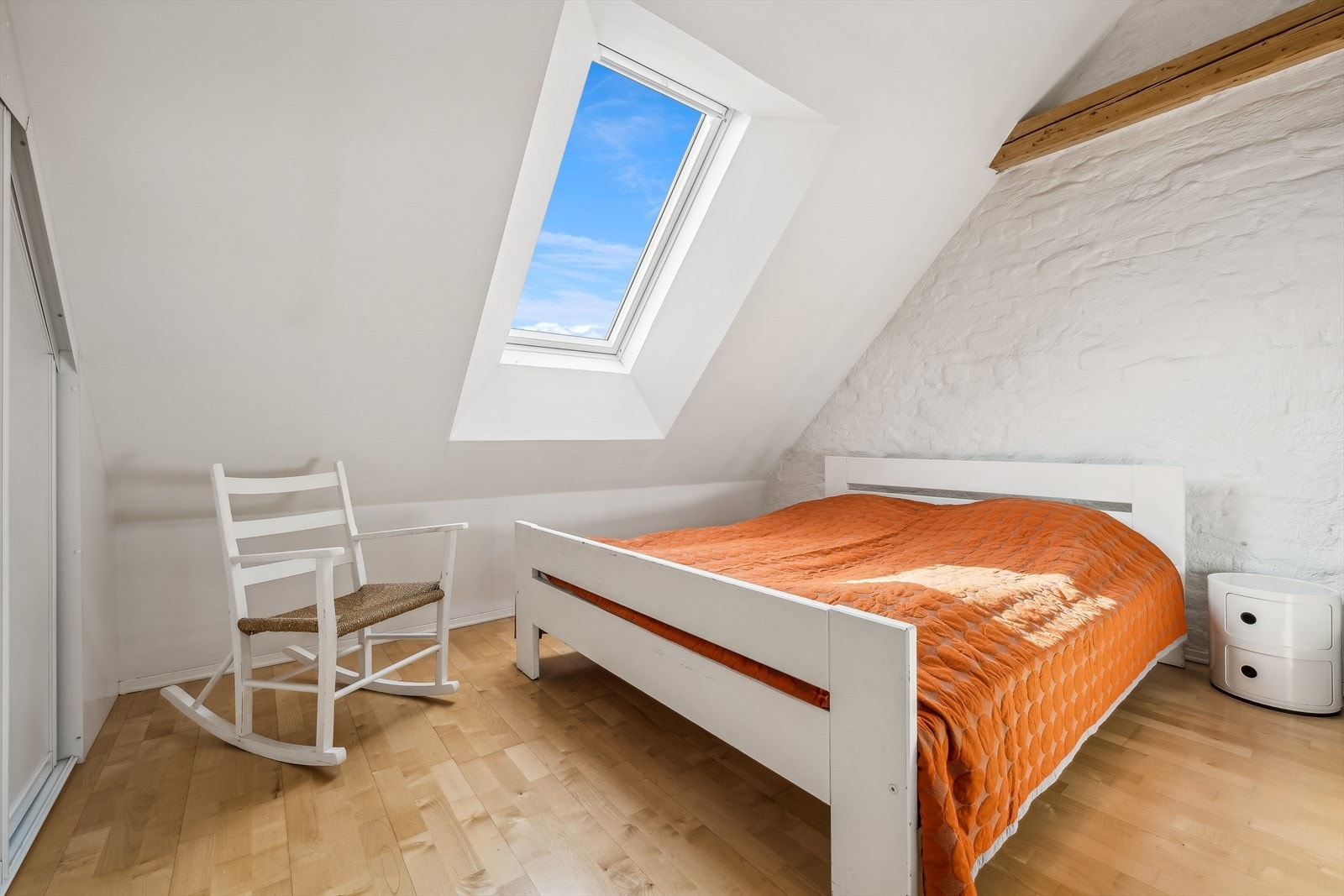 Hovedsoverommet er av god størrelse med plass til stor dobbeltseng og tilhørende nattkommode på hver side. Galleribilde