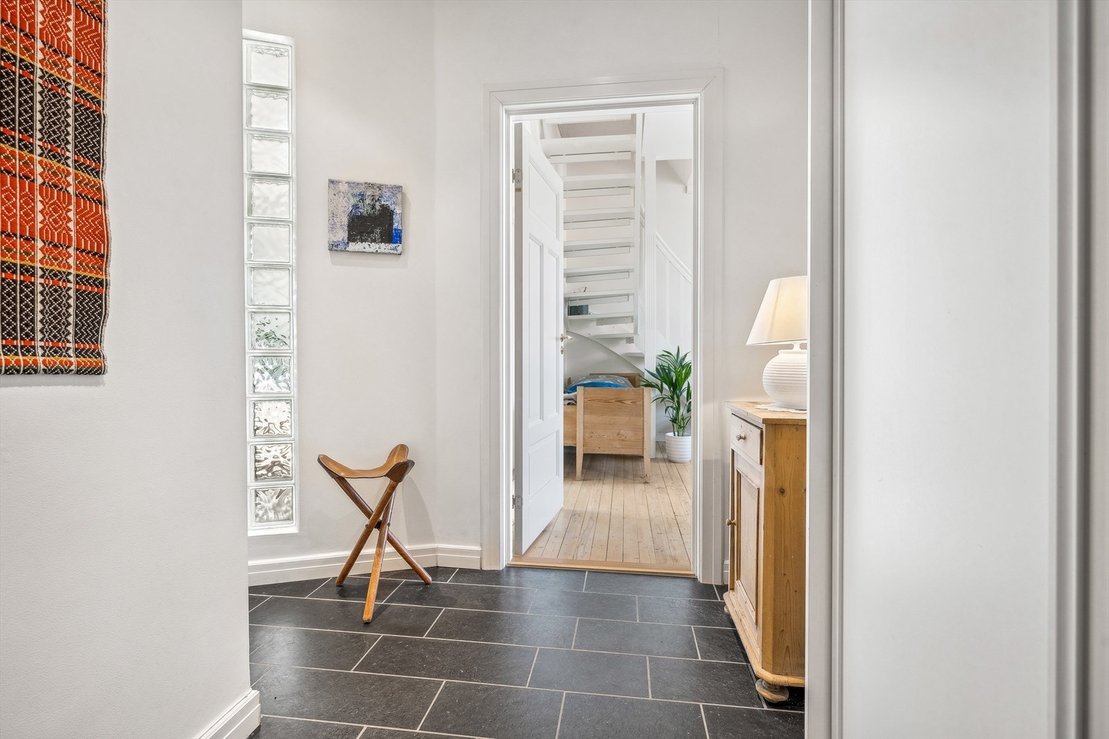 Velkommen inn til denne nydelige og sjarmerende 3-roms leiligheten som strekker seg over 2 plan.
Flislagt og romslig entre med stort integrert garderobeskap med god plass for lagreing av yttertøy og sko. Galleribilde