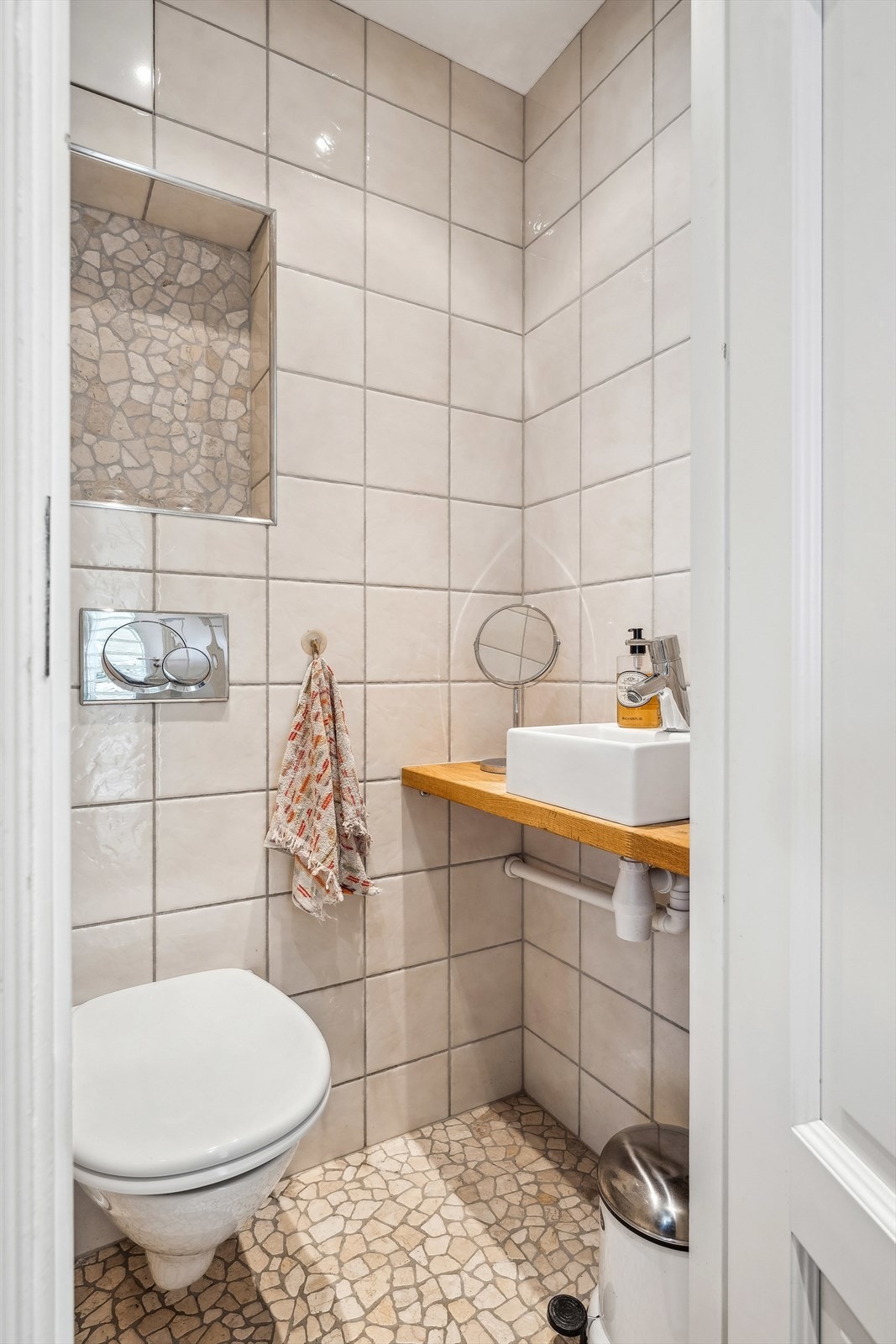 Separat baderom med toalett i 3.etasje. Galleribilde