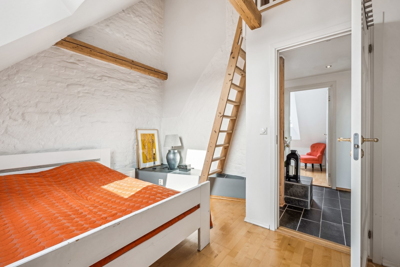 I tillegg er det hems på hovedsoverommet med oppmålt gulvarel på 12 kvm. Galleribilde