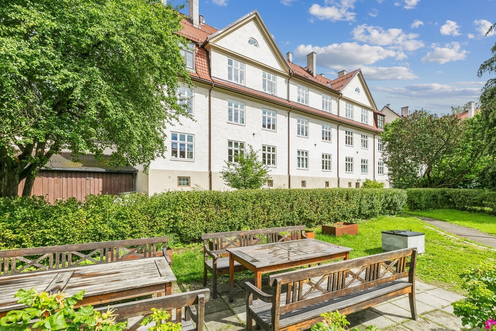 Lindern Kvartal 3 borettslag har nydelig gårdsrom med sittegrupper og lekeplass. Galleribilde