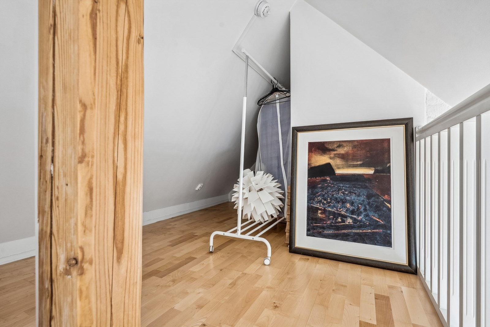 Hemsen har dog ikke målverdi areal pga for lav takhøyde, men er perfekt for å gjemme unna husholdningsartiker m.m. Galleribilde