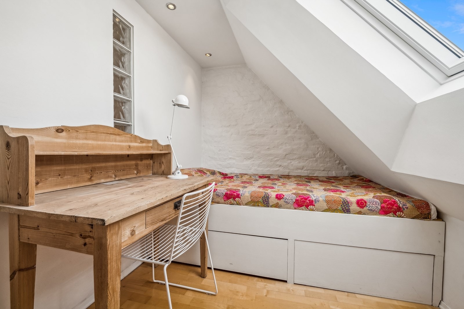 Soverom nummer to egner seg perfekt til barnerom, men har flere bruksmuligheter til og kan anvendes som f.eks gjesterom eller hjemmekontor. Galleribilde