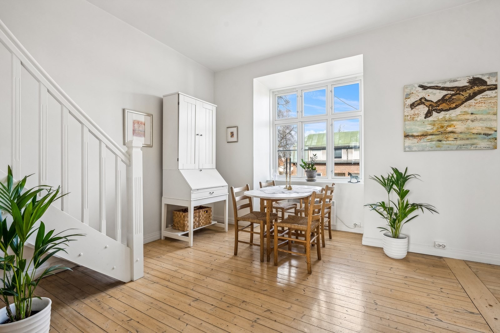 Det er god møbleringsfrihet i boligen med plass til hyggelig spisebord. Galleribilde