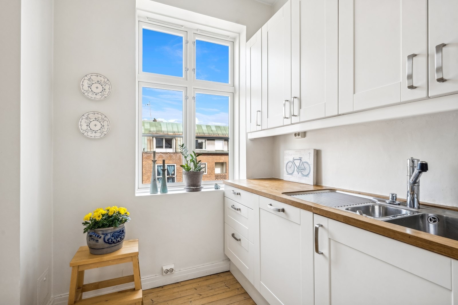 Med de store vindusflatene som strekker seg langs både kjøkkenet og spisestuen sørges det for rikelig med naturlig sollys inn til leiligheten. Galleribilde