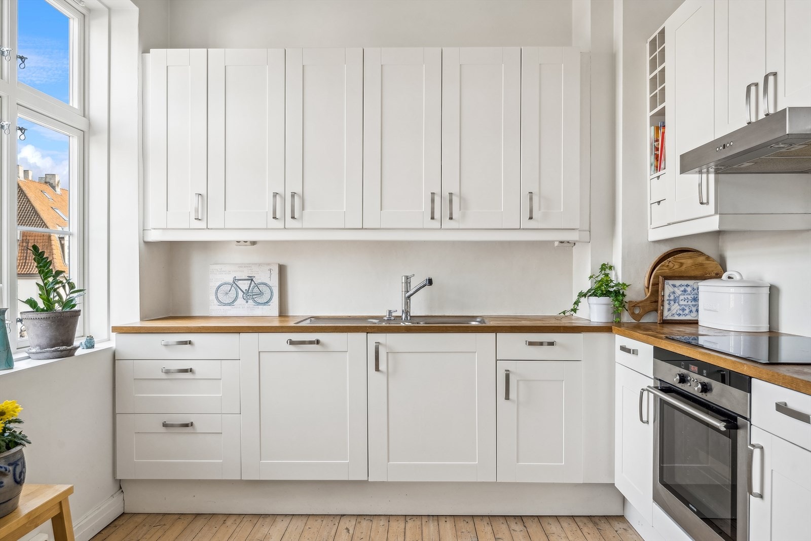 Kjøkkenet er lyst og tiltalende og har godt med skap- og benkeplass. Galleribilde