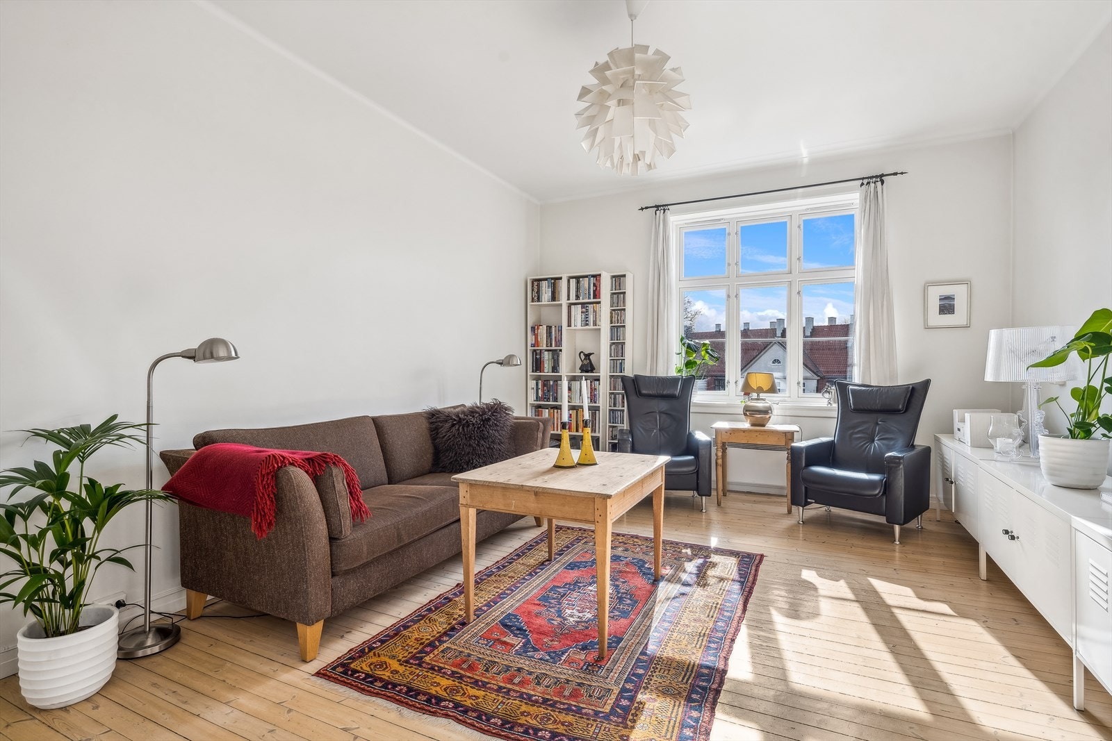 Stuen er sosial med god møbleringfrihet. Her har du plass til både stor sittegruppe, for den som også ønsker kan man fint sette inn stort spisebord i tillegg. Galleribilde