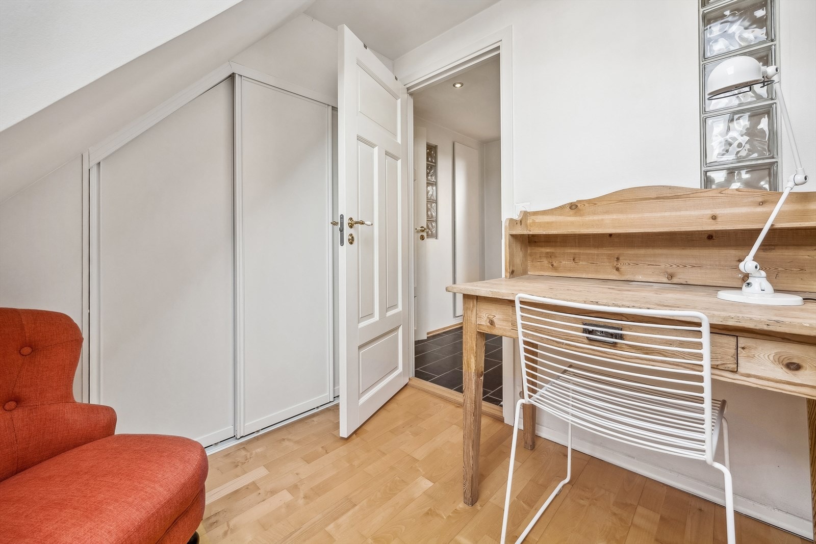 God plass til oppbevaring i innebygd garderobeskap. Galleribilde