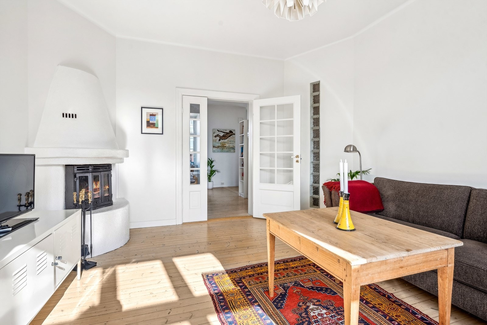 Stuen er hjertet i leiligheten hvor takhøyden er målt til 2,85 meter. Galleribilde