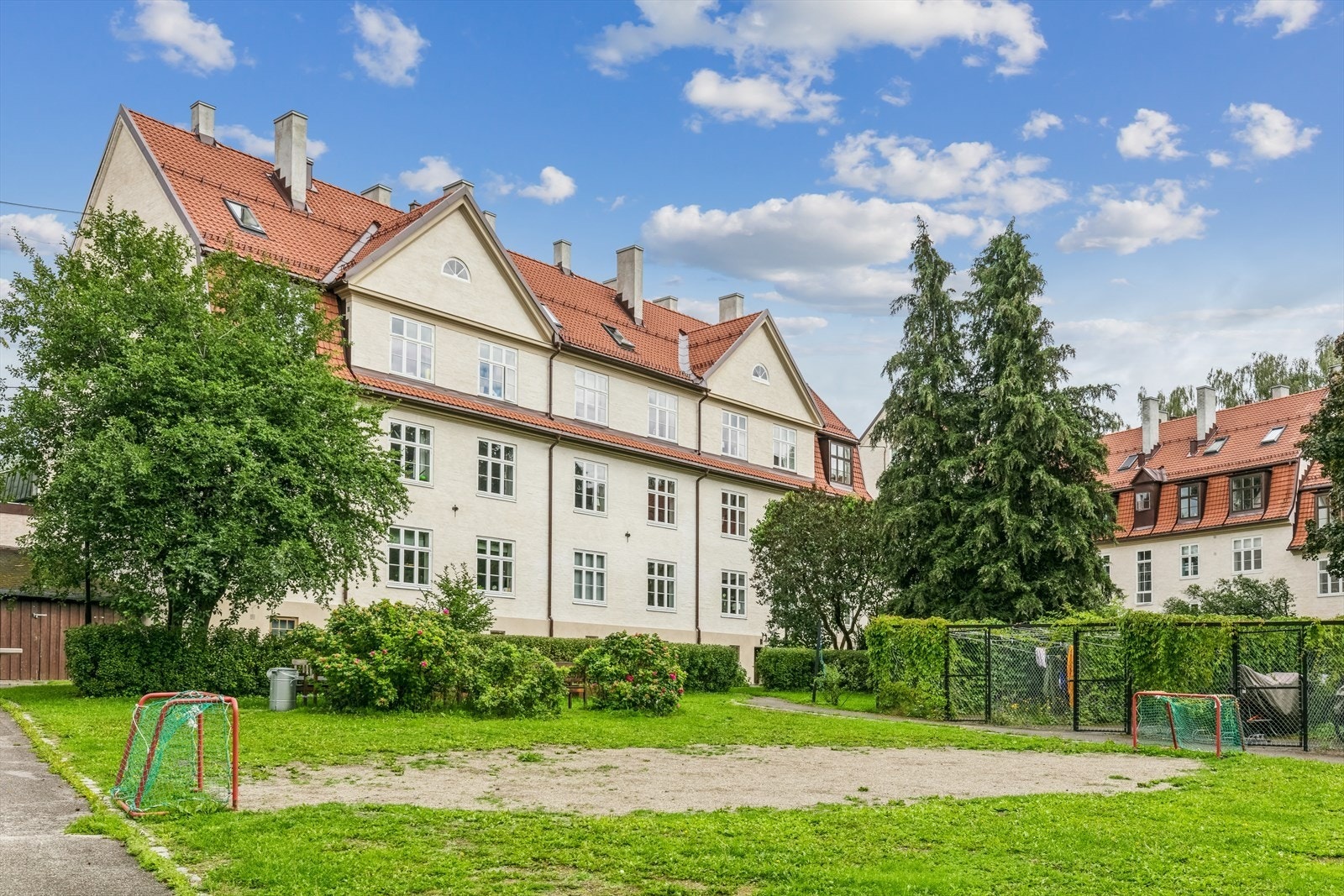 Gården er meget pent opparbeidet, her ute kan du nyte late sammerdager. Galleribilde