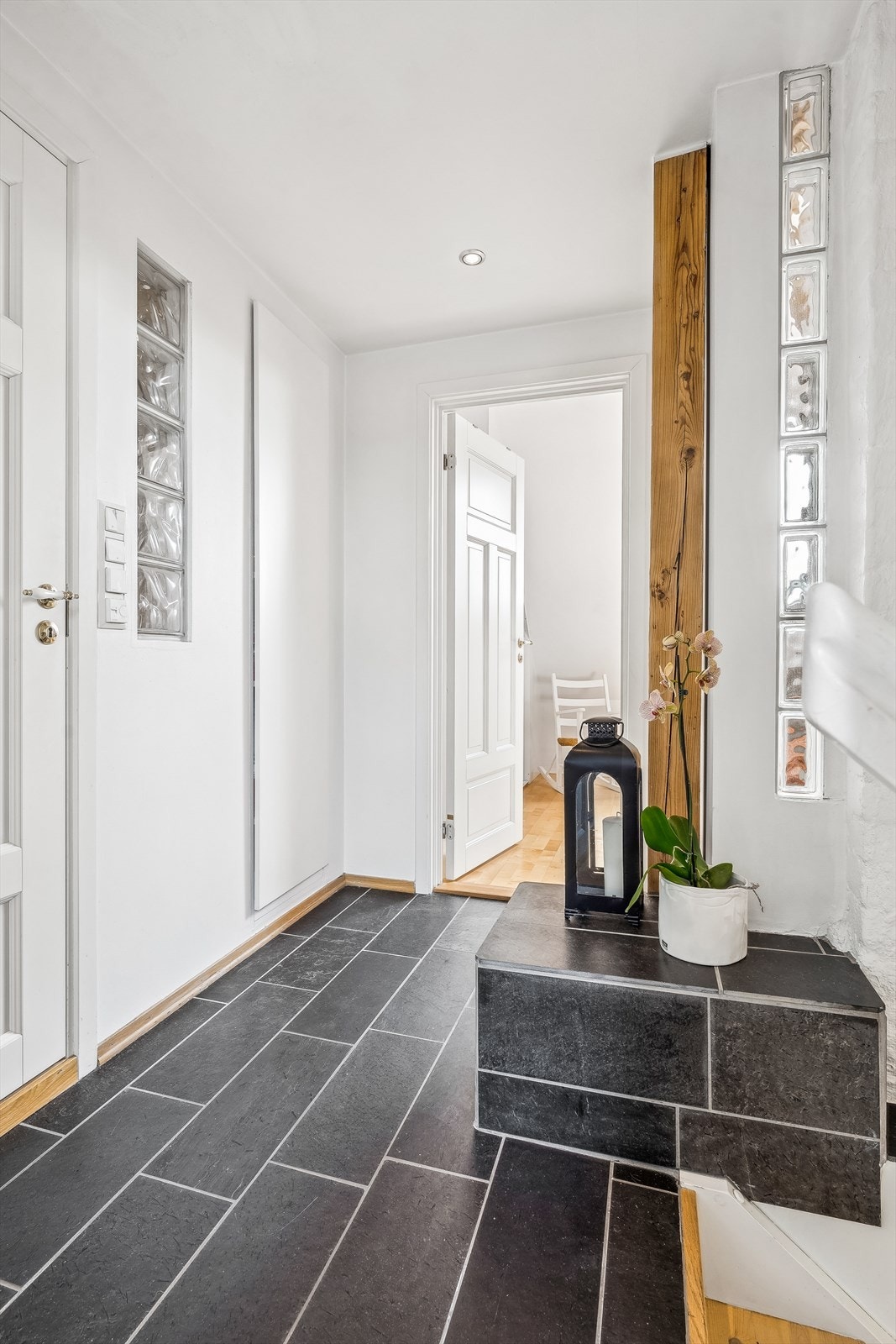 Lys mellomgang som skiller soverommene fra hverandre. Galleribilde