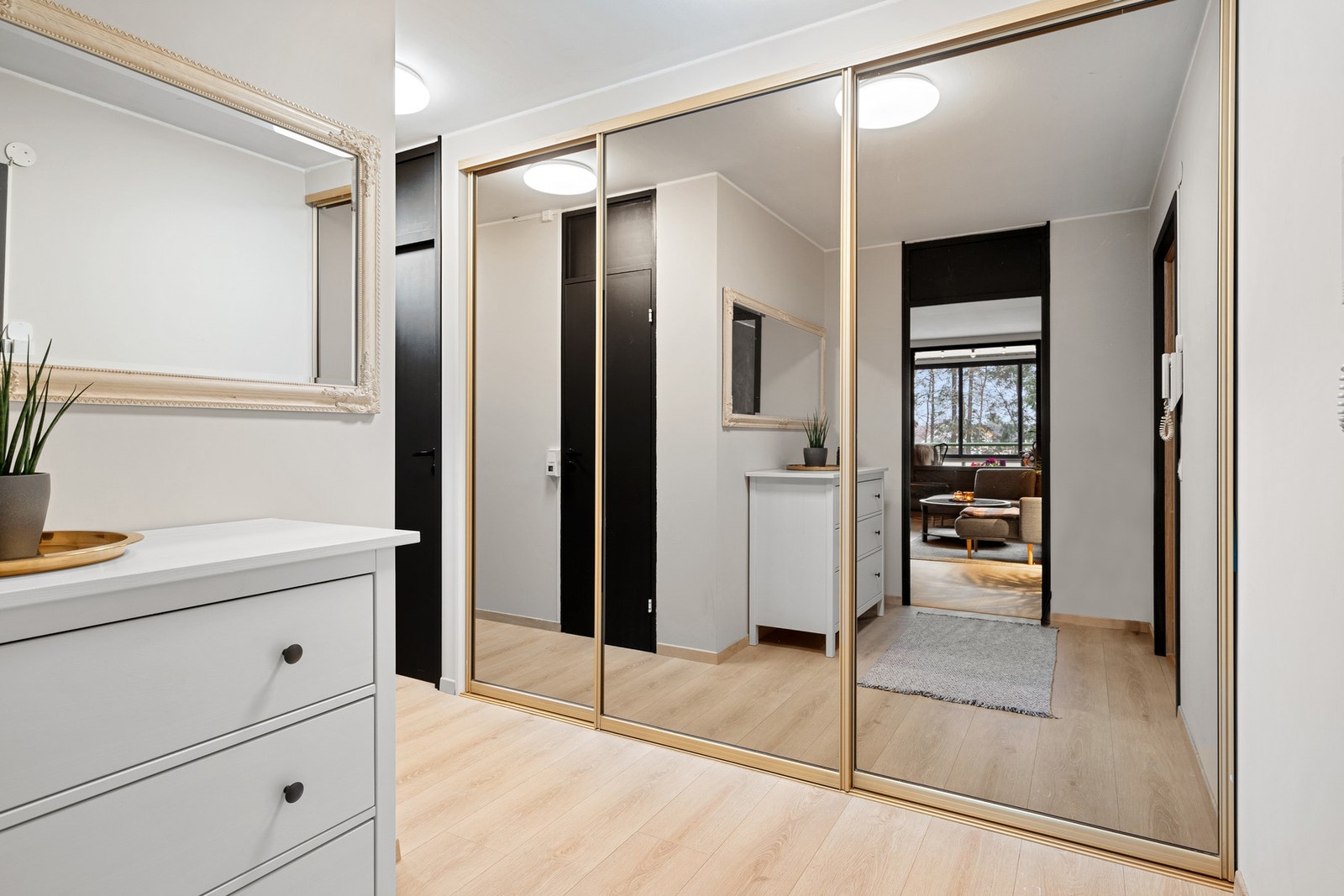 Praktisk garderobeløsning i entréen. Galleribilde