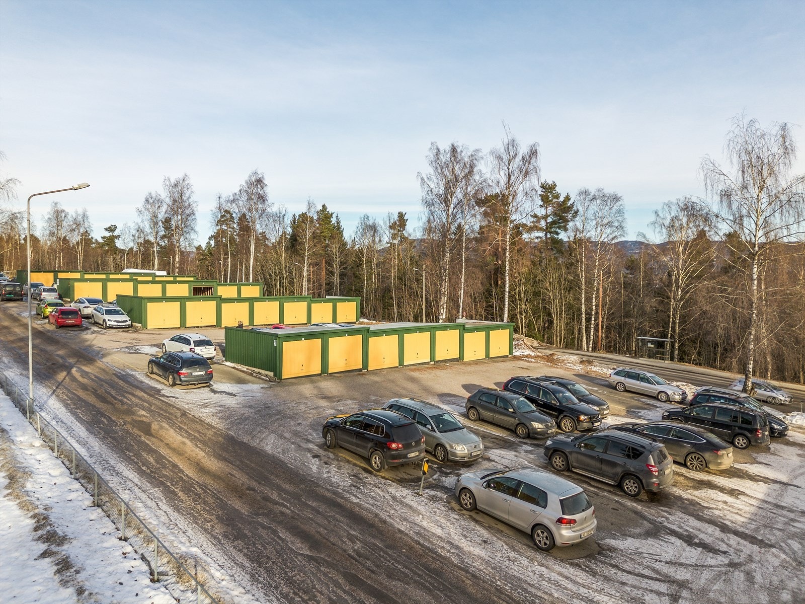 Tomten fremstår som godt vedlikeholdt og trivelig med sittegrupper og lekeplass, samt asfalterte internveier. Samt felles biloppstillingsplasser. Borettslaget har ladestasjoner for el-bil. Det er også mulighet for leie av garasje. Galleribilde