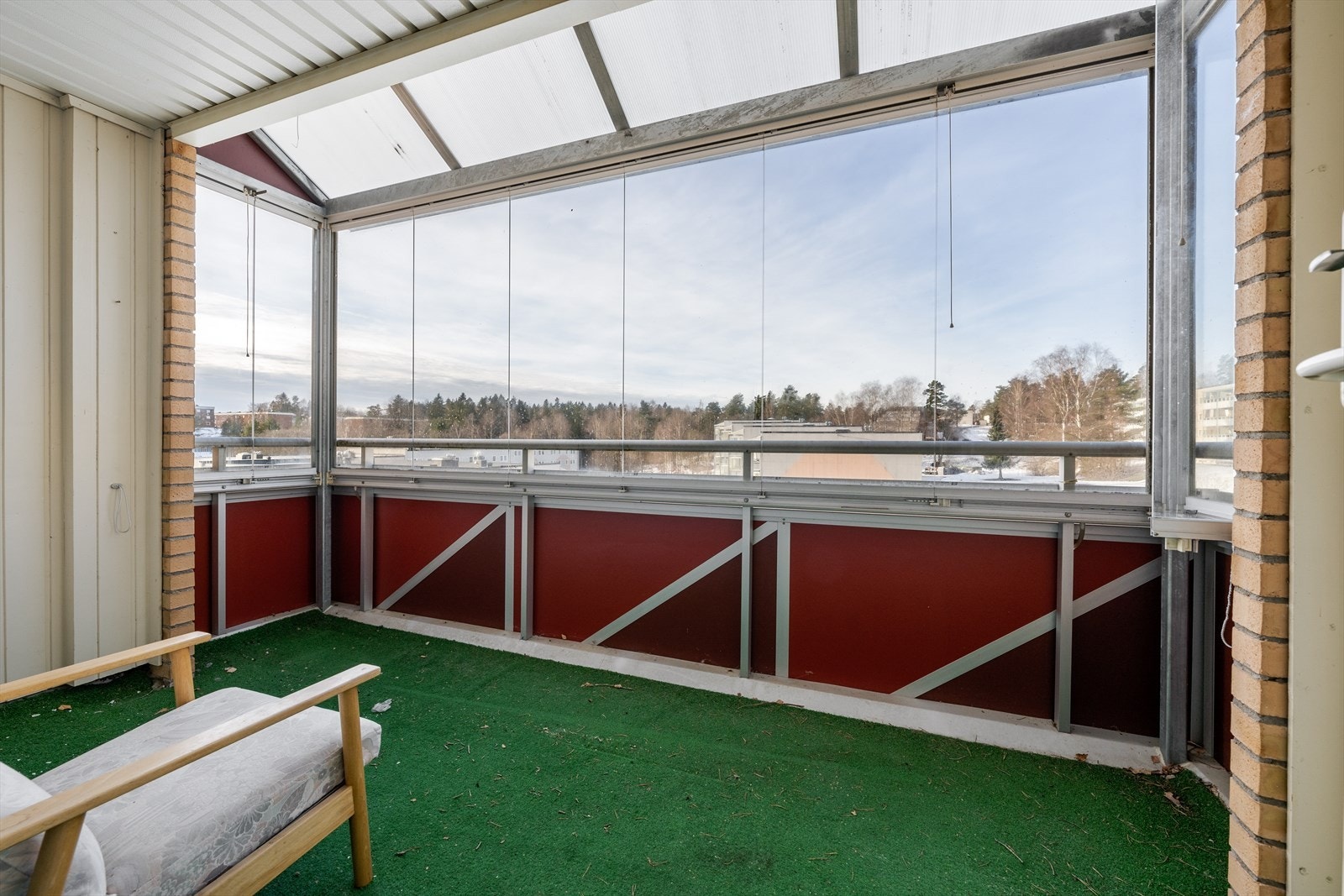 En fin og praktisk 2-roms leilighet med sentral beliggenhet på Gulset. Boligen ligger høyt og fint til i 4. etasje i blokken med usjenert, innglasset balkong. Galleribilde