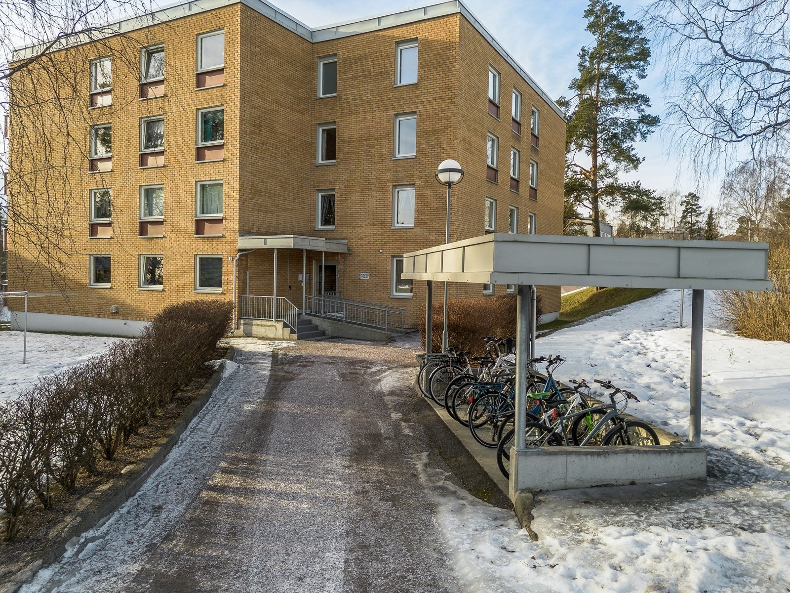 Borettslagets tomt er pent opparbeidet med grønne fellesområder og beplantning. Det er ved inngangspartiet en overbygget plass til sykkelparkering. Galleribilde