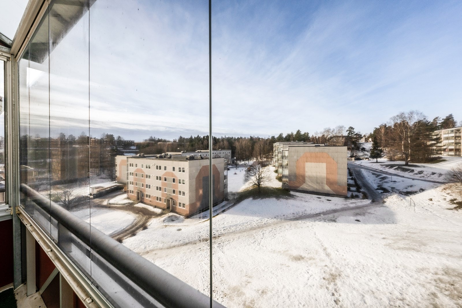 Fra stuen er det utgang til en usjenert og innglasset balkong på ca 7 m2, med vestvendt og fin utsikt mot nærområdet. Galleribilde