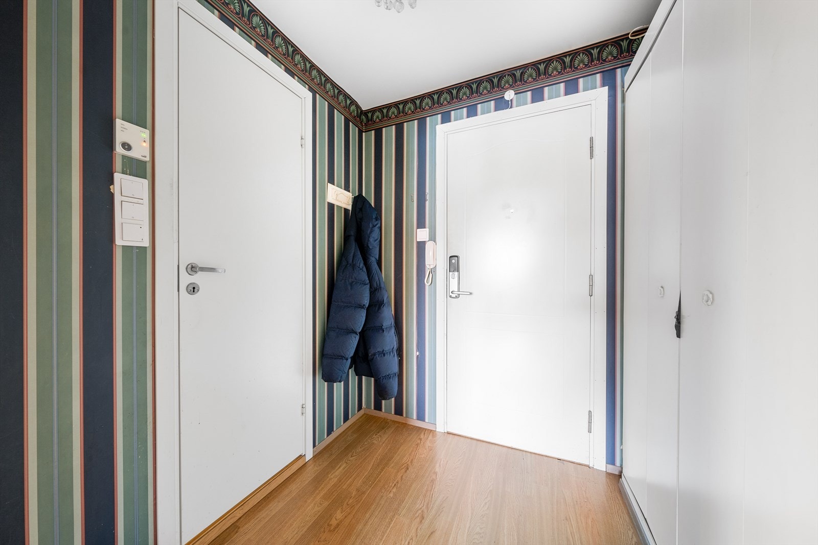 I entre er det romslig garderobeskap med plass til klesbeholdningen. Det er montert calling anlegg for enkelt å kunne slippe besøkende inn. Galleribilde