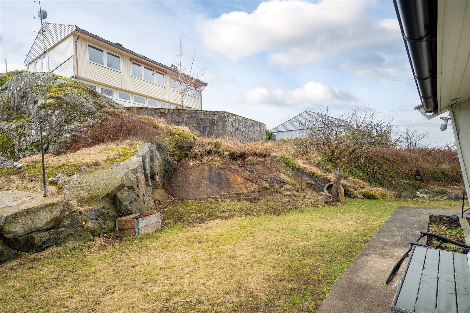 Solrik og skjermet uteplass Galleribilde