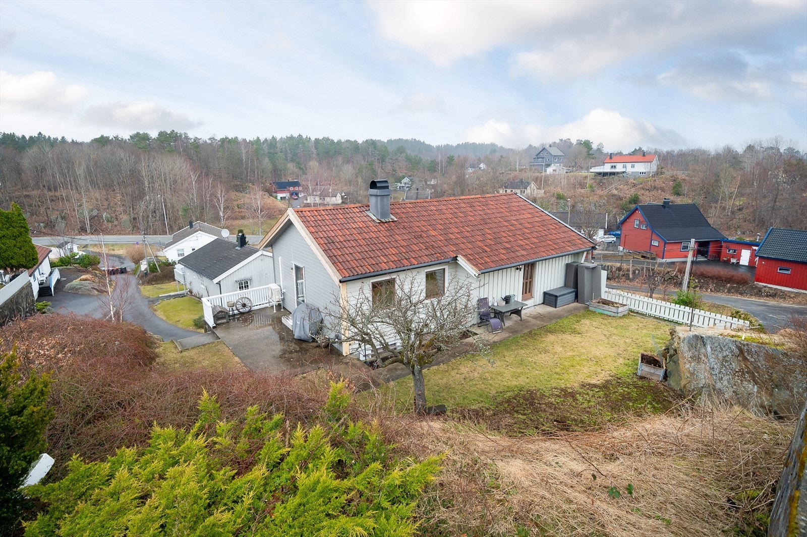 Solrik naturtomt med skjermede uteplasser Galleribilde