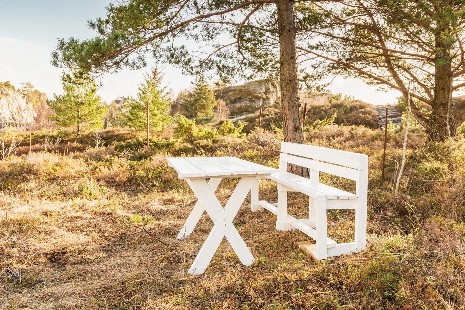 Tomten er opparbeidet med flere uteplasser hvor en kan nyte den friske luften og fine dager! Galleribilde