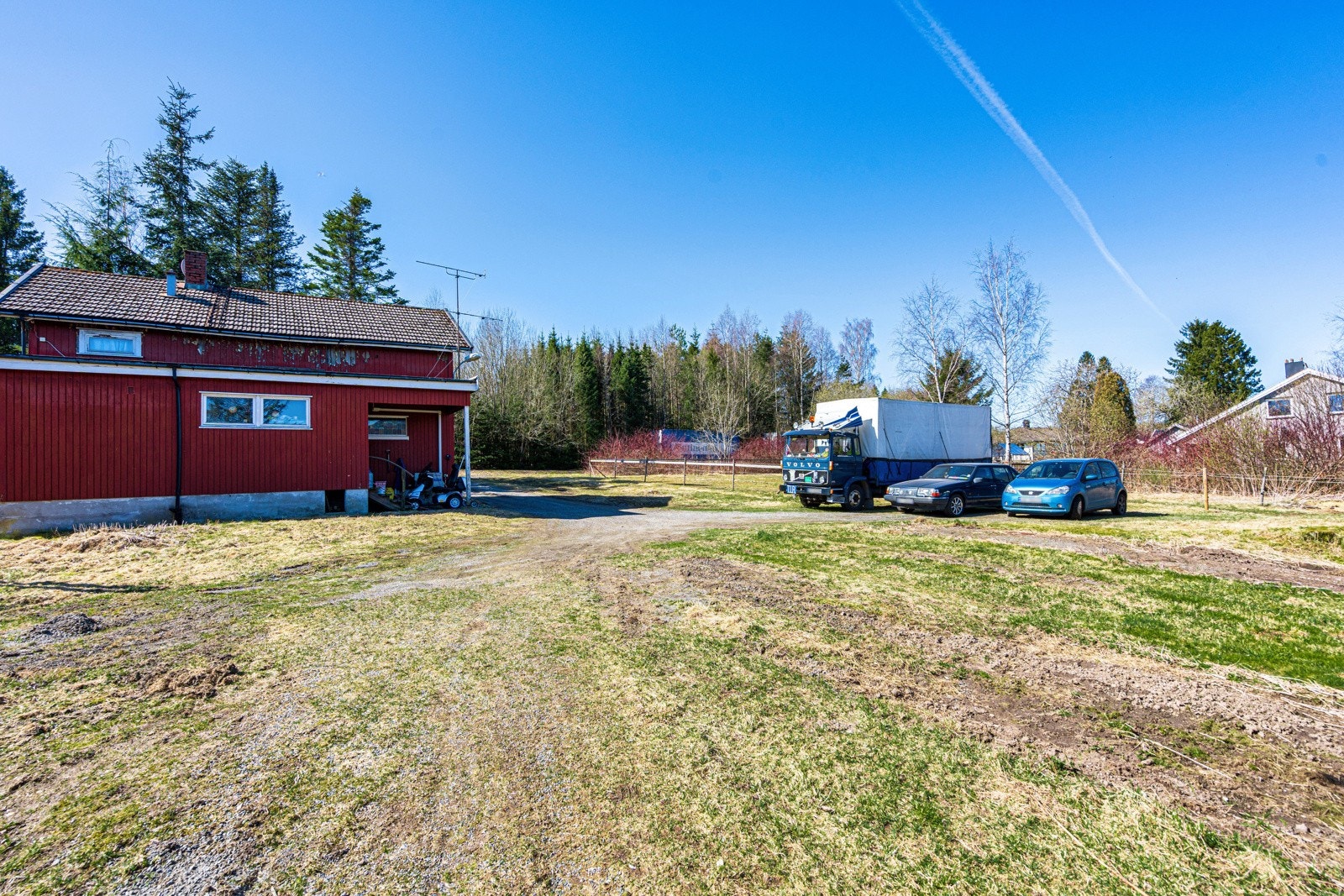 Stor tomt med mange bruksmuligheter og stort potensiale. Galleribilde