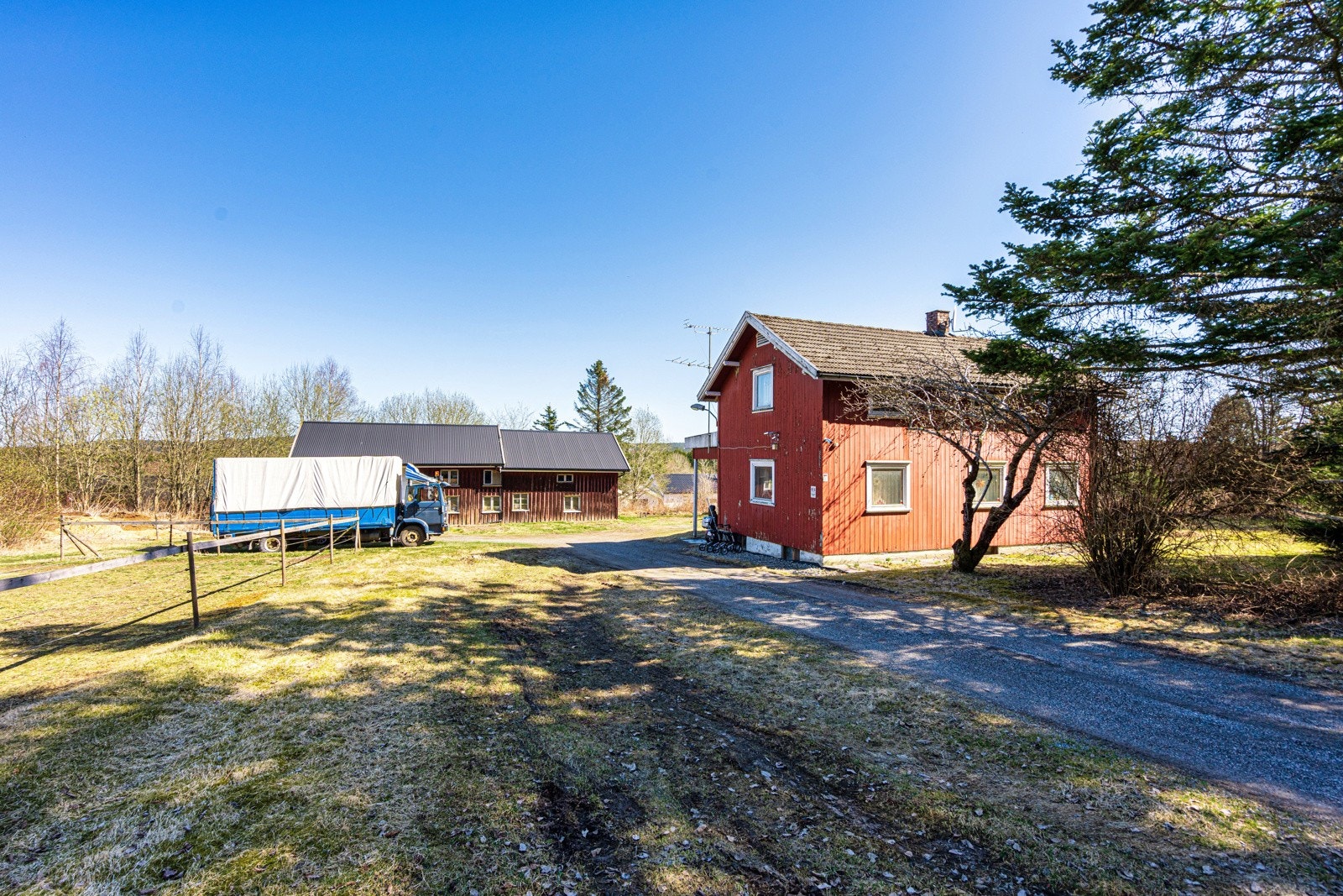 Gruslagt innkjørsel og gode parkeringsmuligheter på eiendommen. Galleribilde