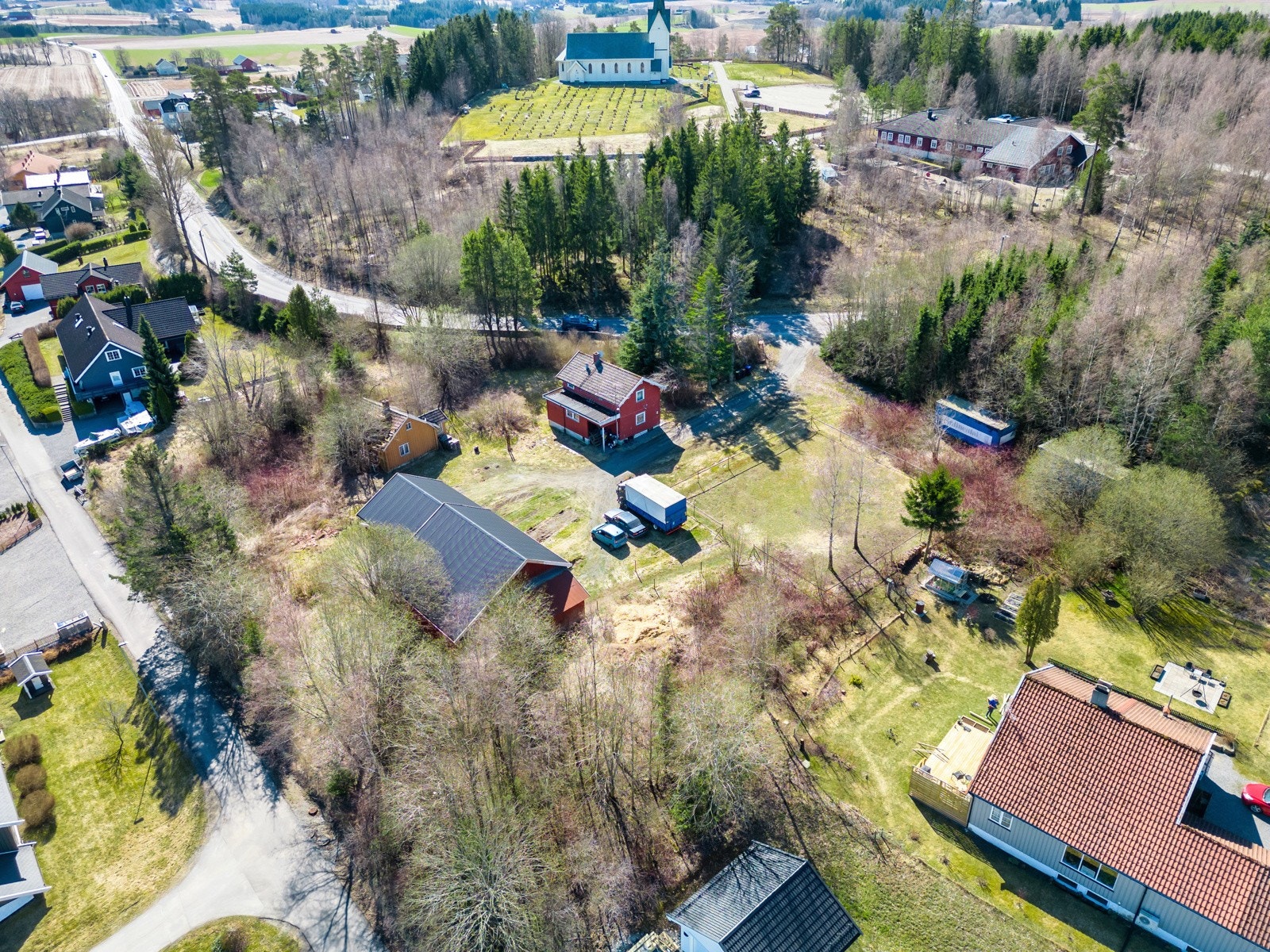 Kort kjøreavstand til skoler, barnehager, offentlig kommunikasjon og gode servicetilbud. Galleribilde