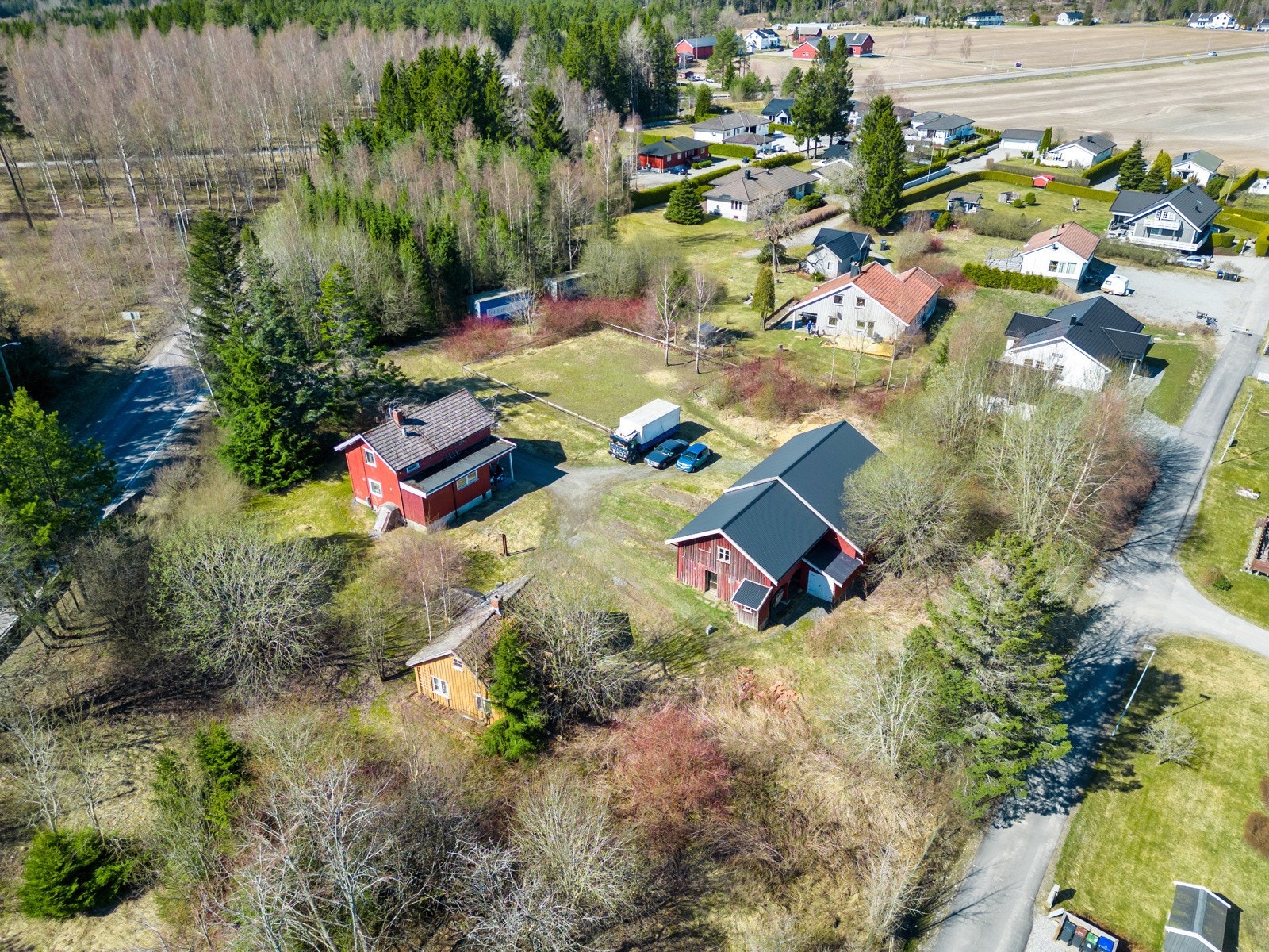 Tomten er på 6 361 kvm og er opparbeidet med paddock i tilknytning til stall. Galleribilde